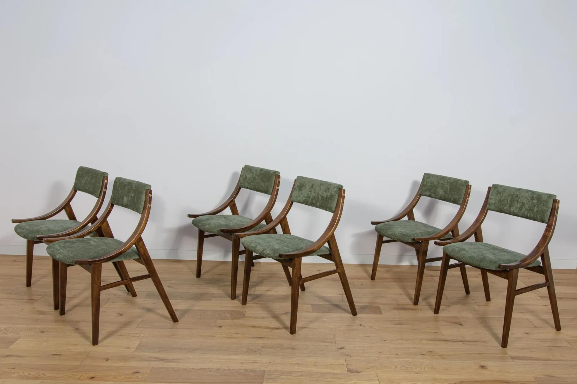 Komplet sześciu krzeseł Skoczek, orzech ciemny, tkanina zielona, proj. J. Kędziorek, Zamojska Fabryka Mebli, Polska, lata 70. - 74930