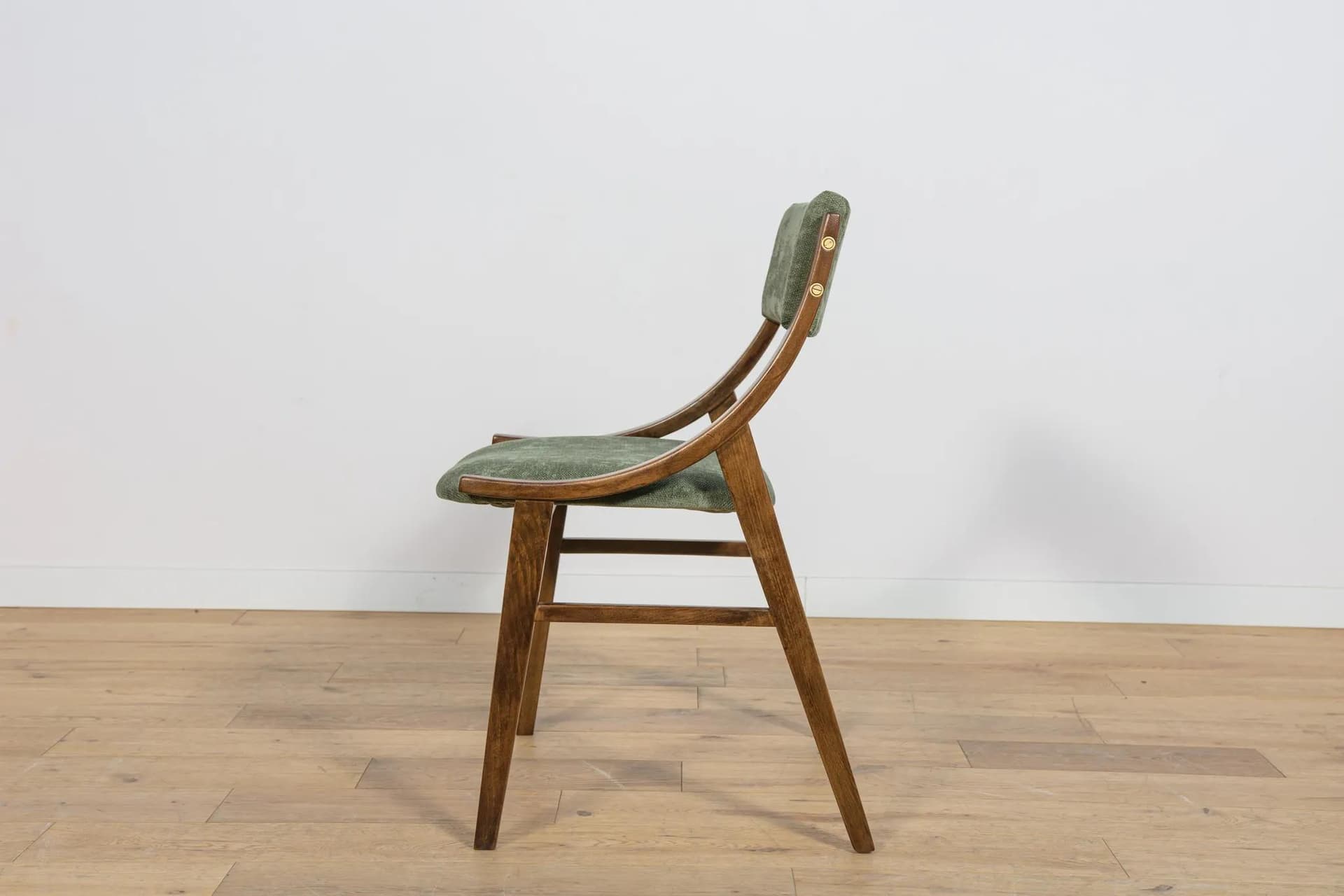 Komplet sześciu krzeseł Skoczek, orzech ciemny, tkanina zielona, proj. J. Kędziorek, Zamojska Fabryka Mebli, Polska, lata 70. - 74934