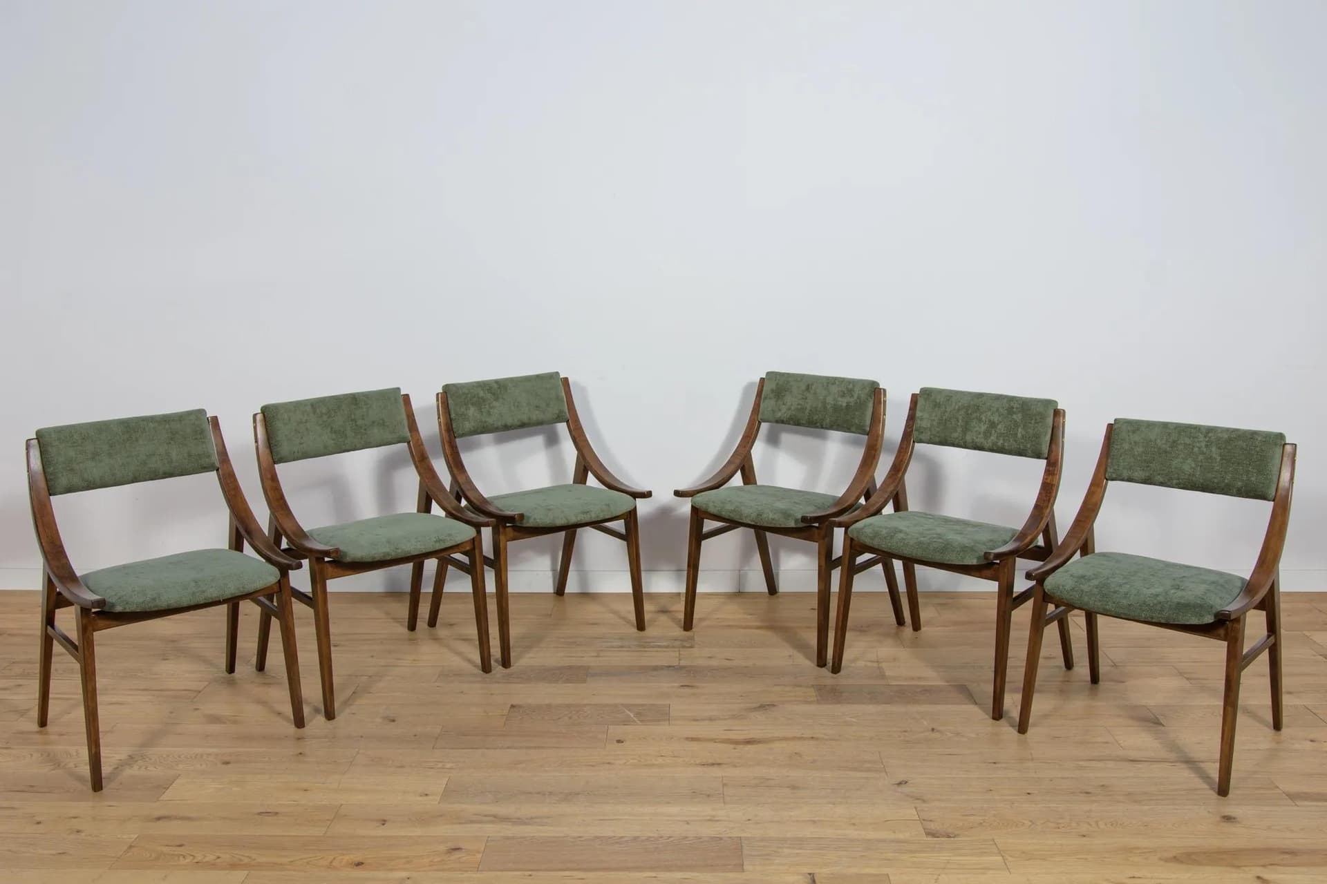 Komplet sześciu krzeseł Skoczek, orzech ciemny, tkanina zielona, proj. J. Kędziorek, Zamojska Fabryka Mebli, Polska, lata 70. - 74932