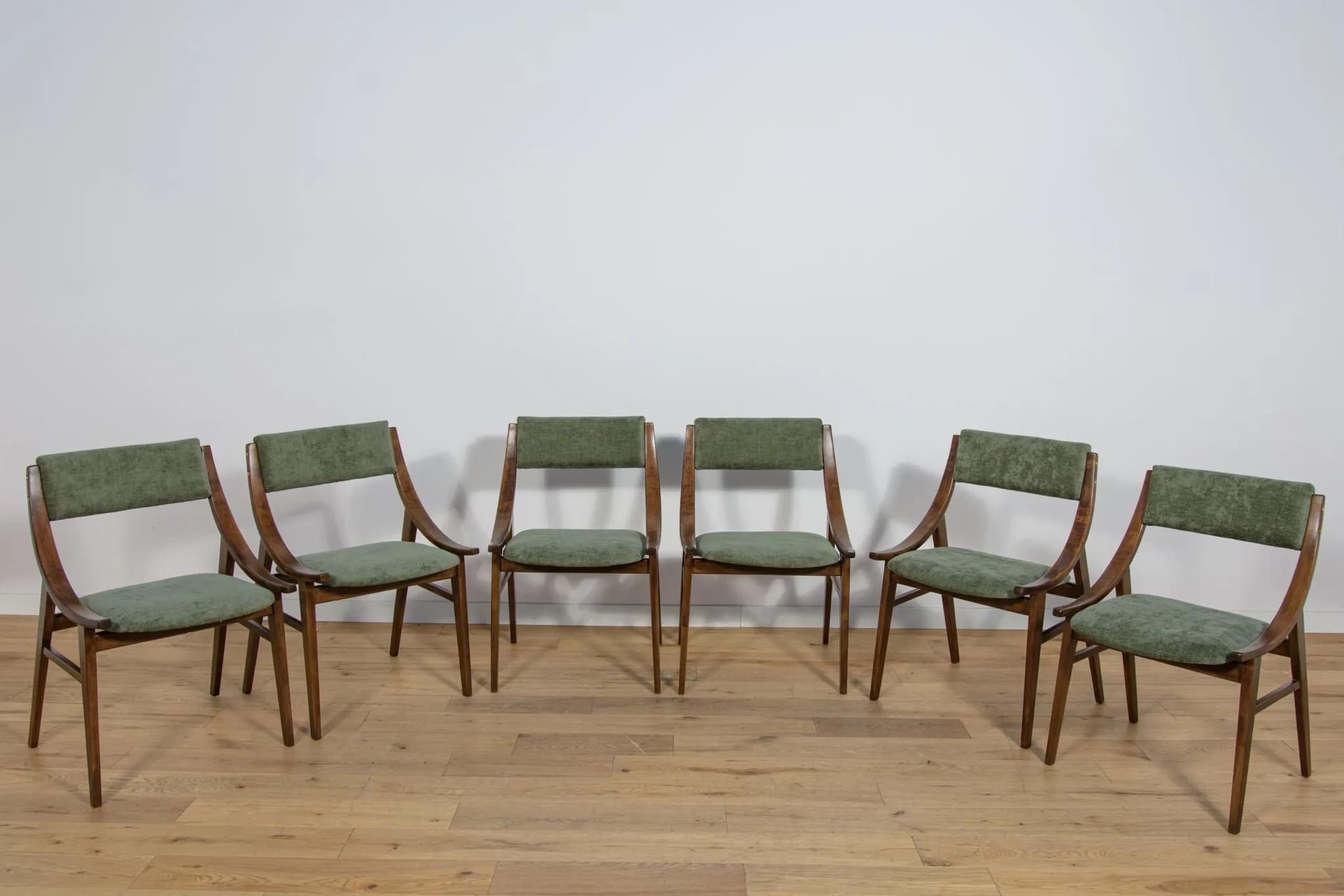 Komplet sześciu krzeseł Skoczek, orzech ciemny, tkanina zielona, proj. J. Kędziorek, Zamojska Fabryka Mebli, Polska, lata 70. - 74931