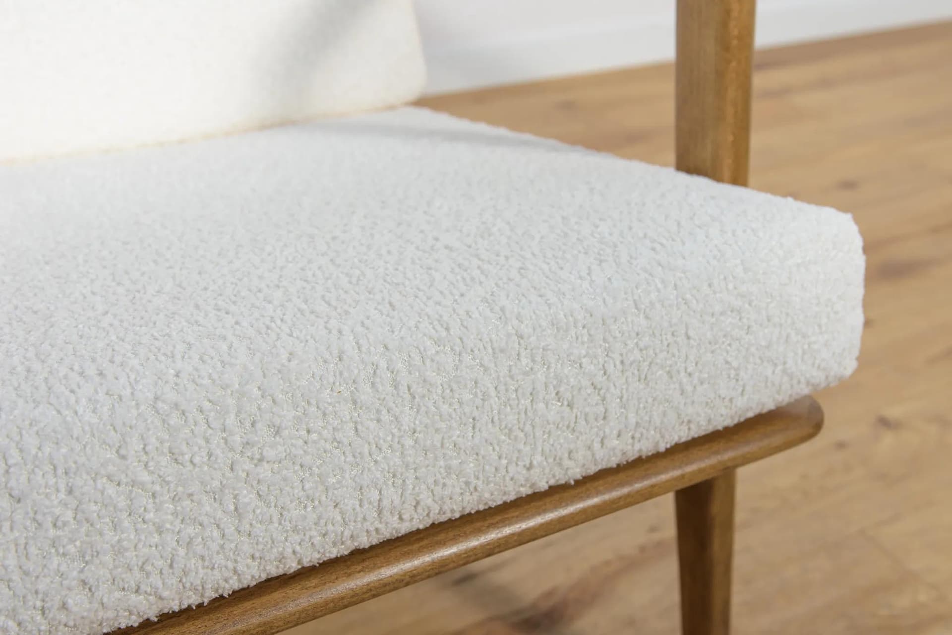 Fotel 300-139, bouclé biały, buk brązowy, Swarzędzka Fabryka Mebli, Polska, lata 60. - 74906