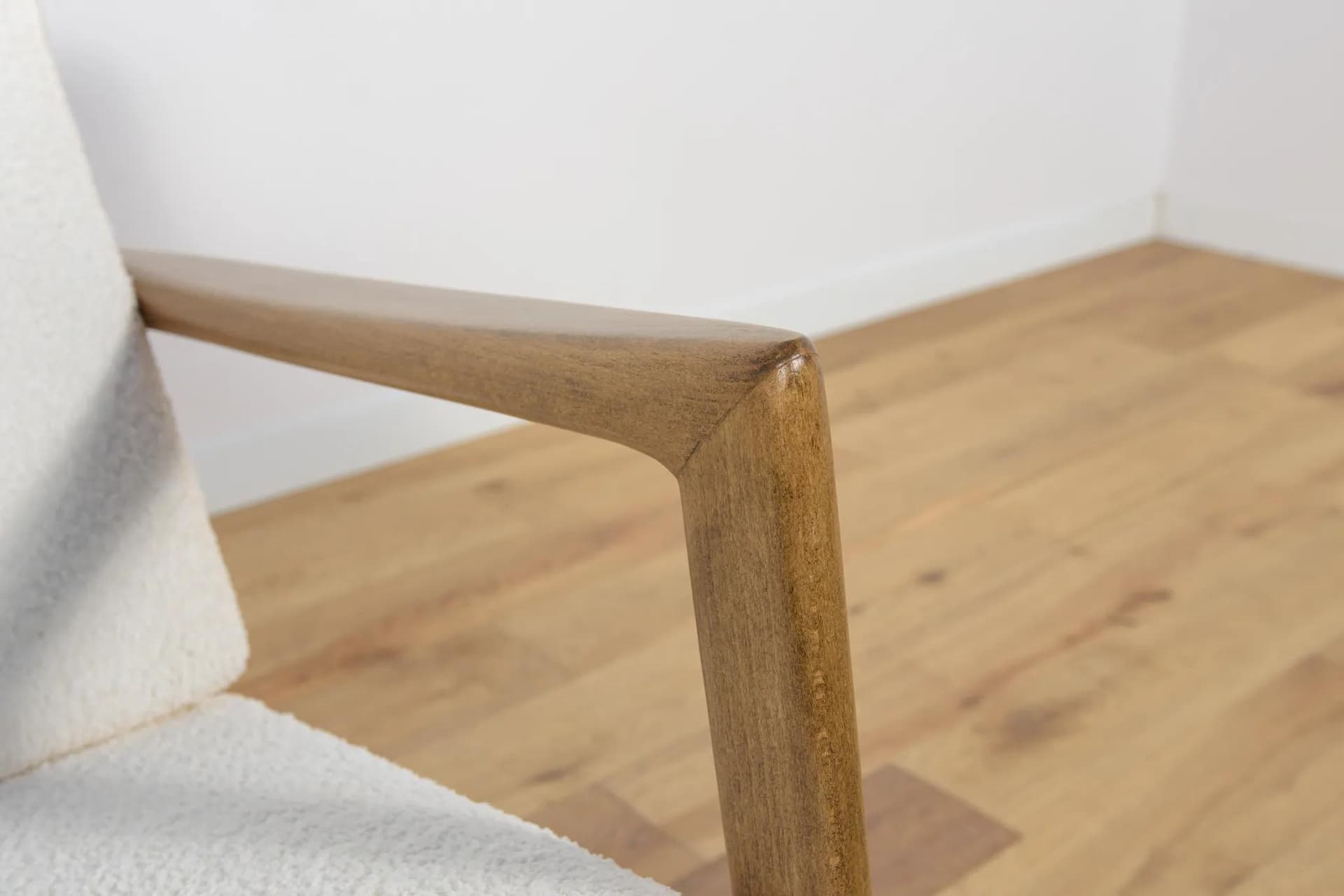 Fotel 300-139, bouclé biały, buk brązowy, Swarzędzka Fabryka Mebli, Polska, lata 60. - 74907