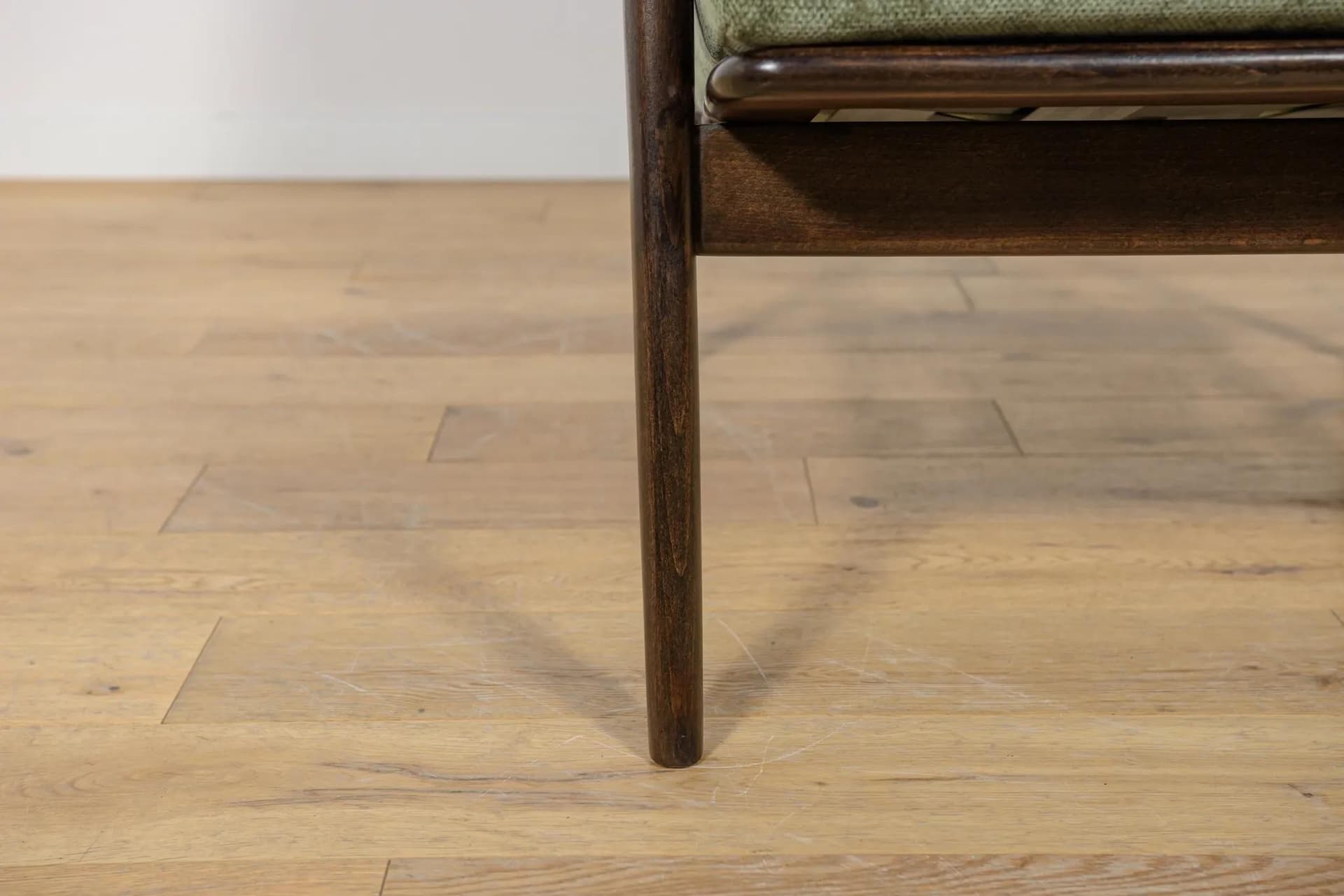 Fotel 300-139, buk ciemnobrązowy, tkanina oliwkowa, Swarzędzka Fabryka Mebli, Polska, lata 60. - 74852