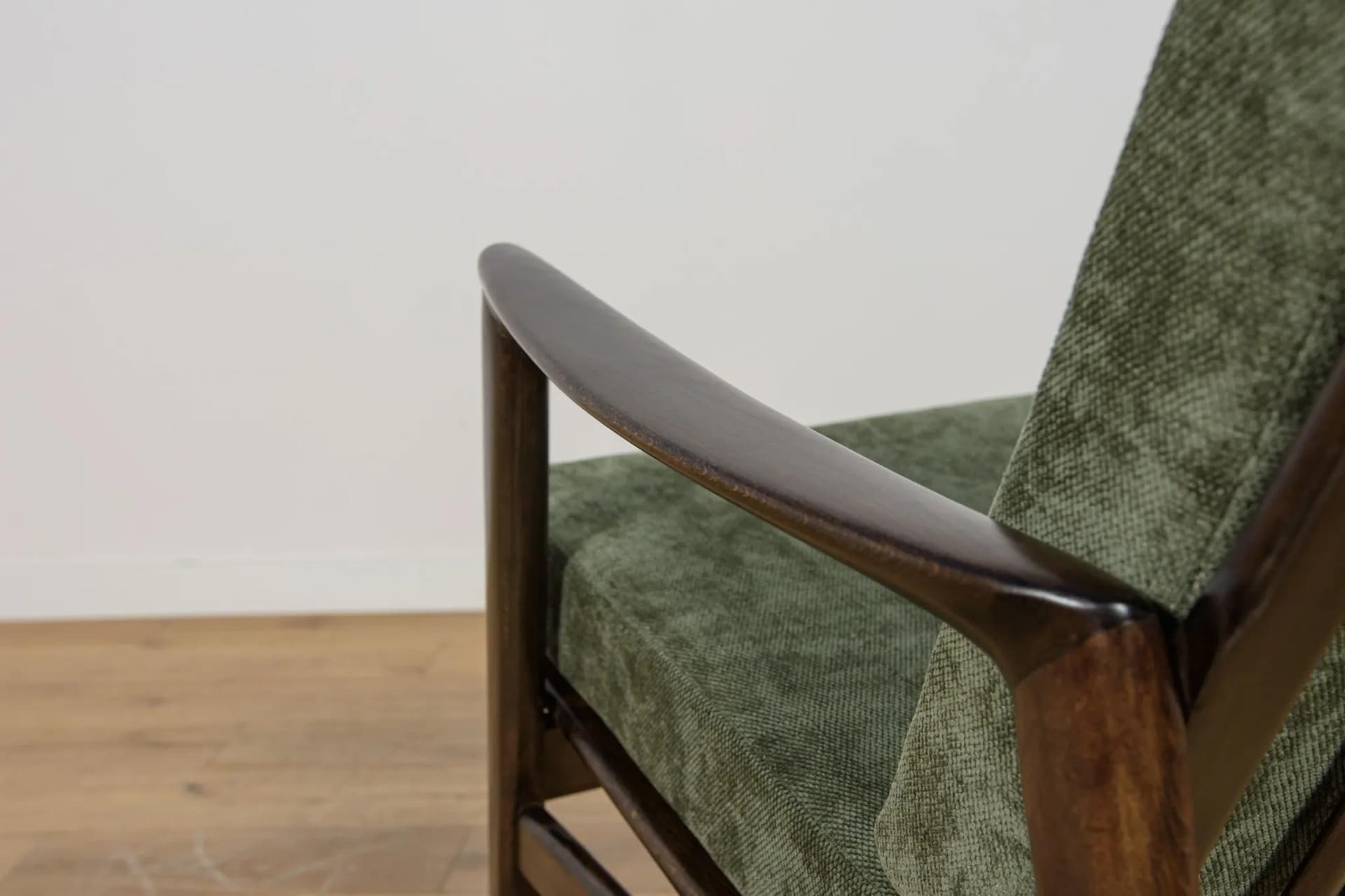 Fotel 300-139, buk ciemnobrązowy, tkanina oliwkowa, Swarzędzka Fabryka Mebli, Polska, lata 60. - 74847