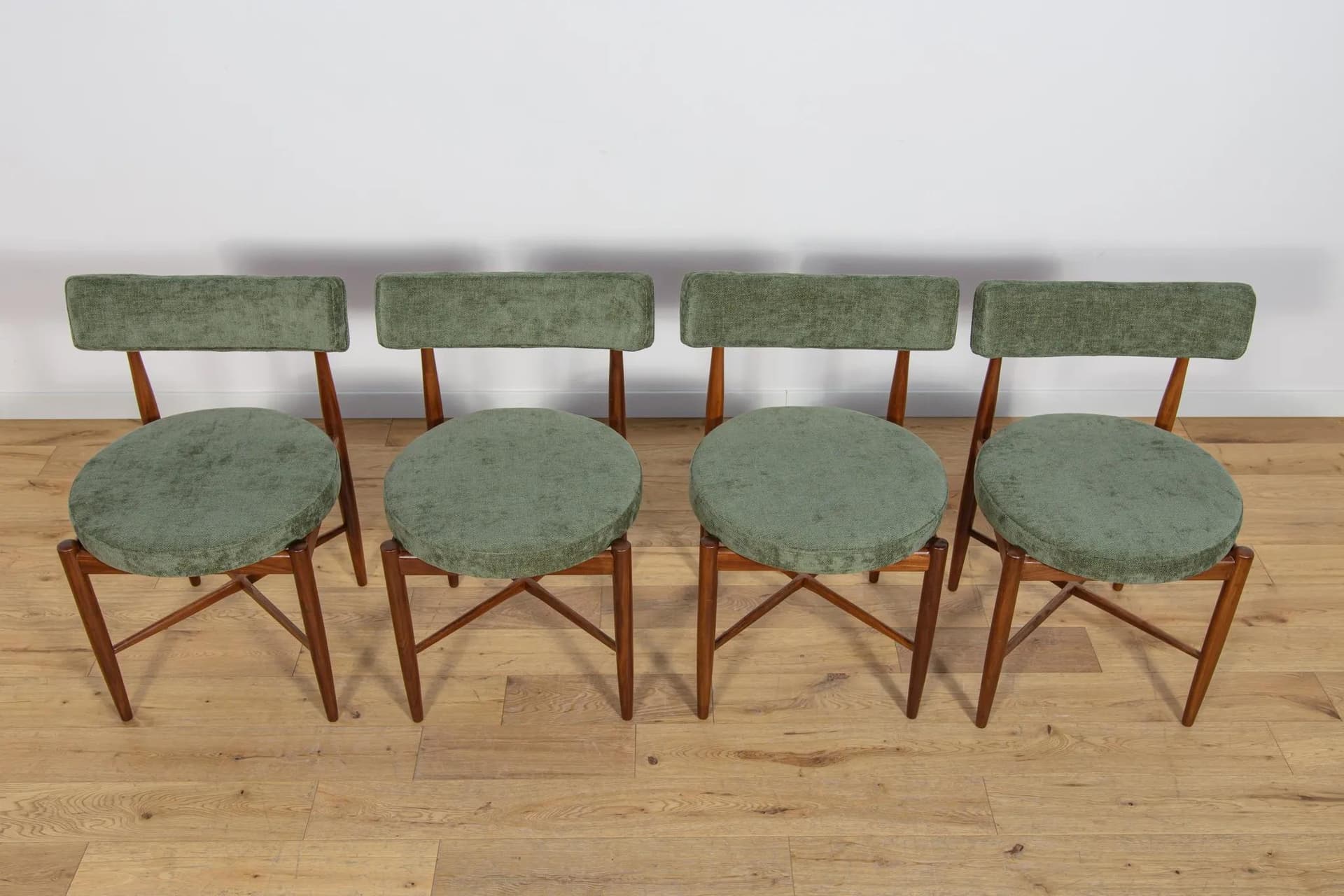 Komplet czterech krzeseł, teak, zieleń, proj. I. Kofod-Larsen, dla G-Plan, Wielka Brytania, lata 60. - 74837