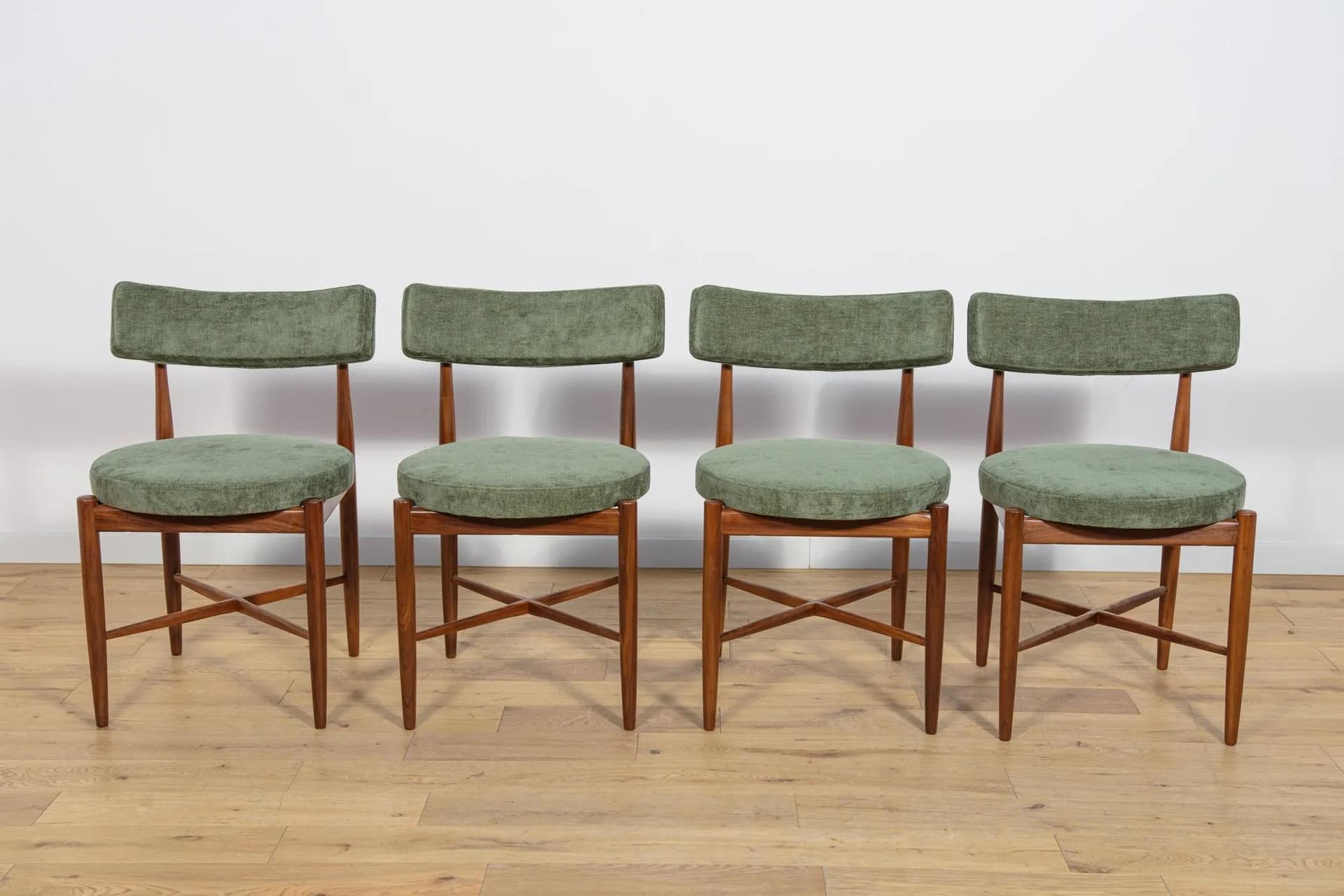 Komplet czterech krzeseł, teak, zieleń, proj. I. Kofod-Larsen, dla G-Plan, Wielka Brytania, lata 60. - 74838