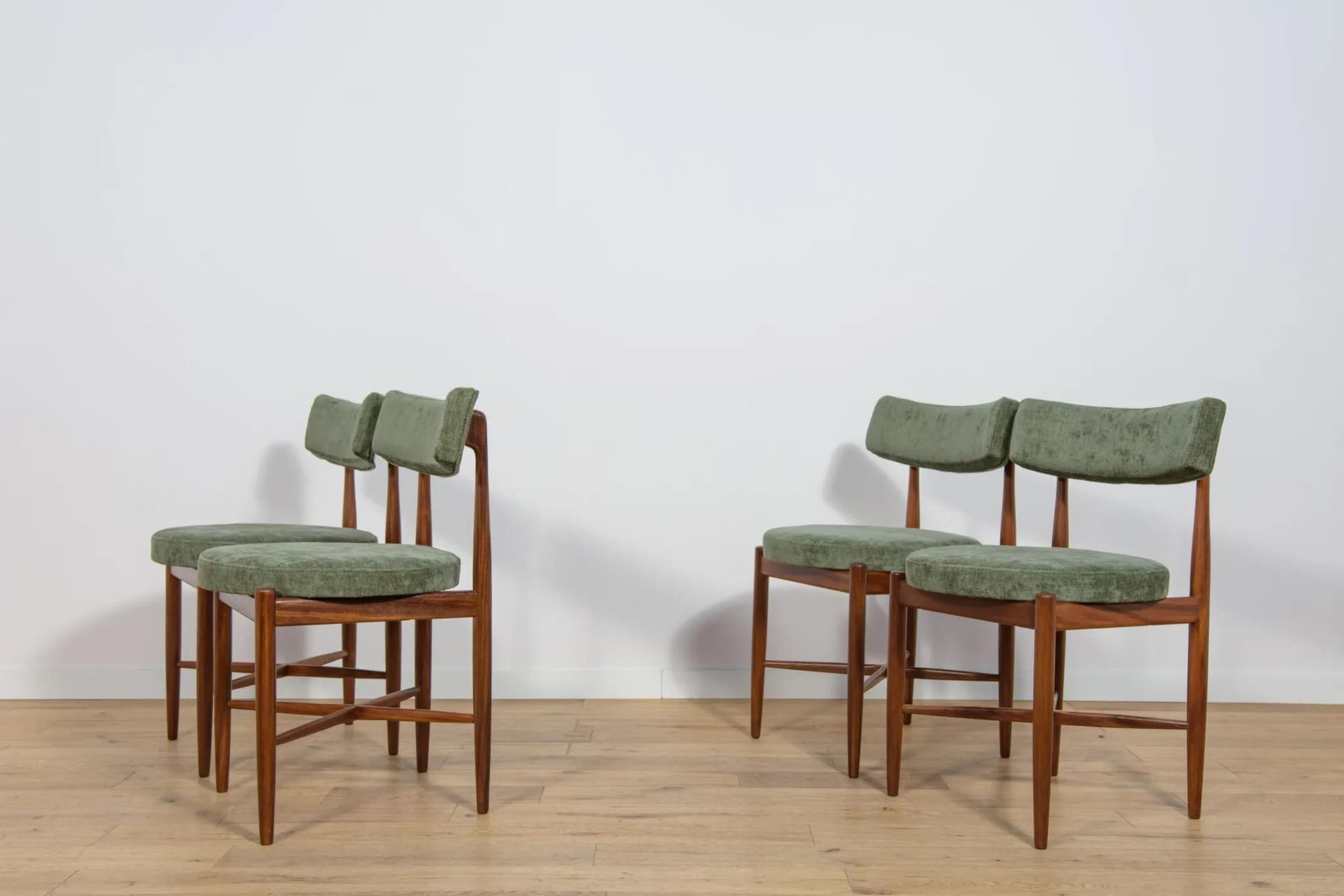 Komplet czterech krzeseł, teak, zieleń, proj. I. Kofod-Larsen, dla G-Plan, Wielka Brytania, lata 60. - 74835