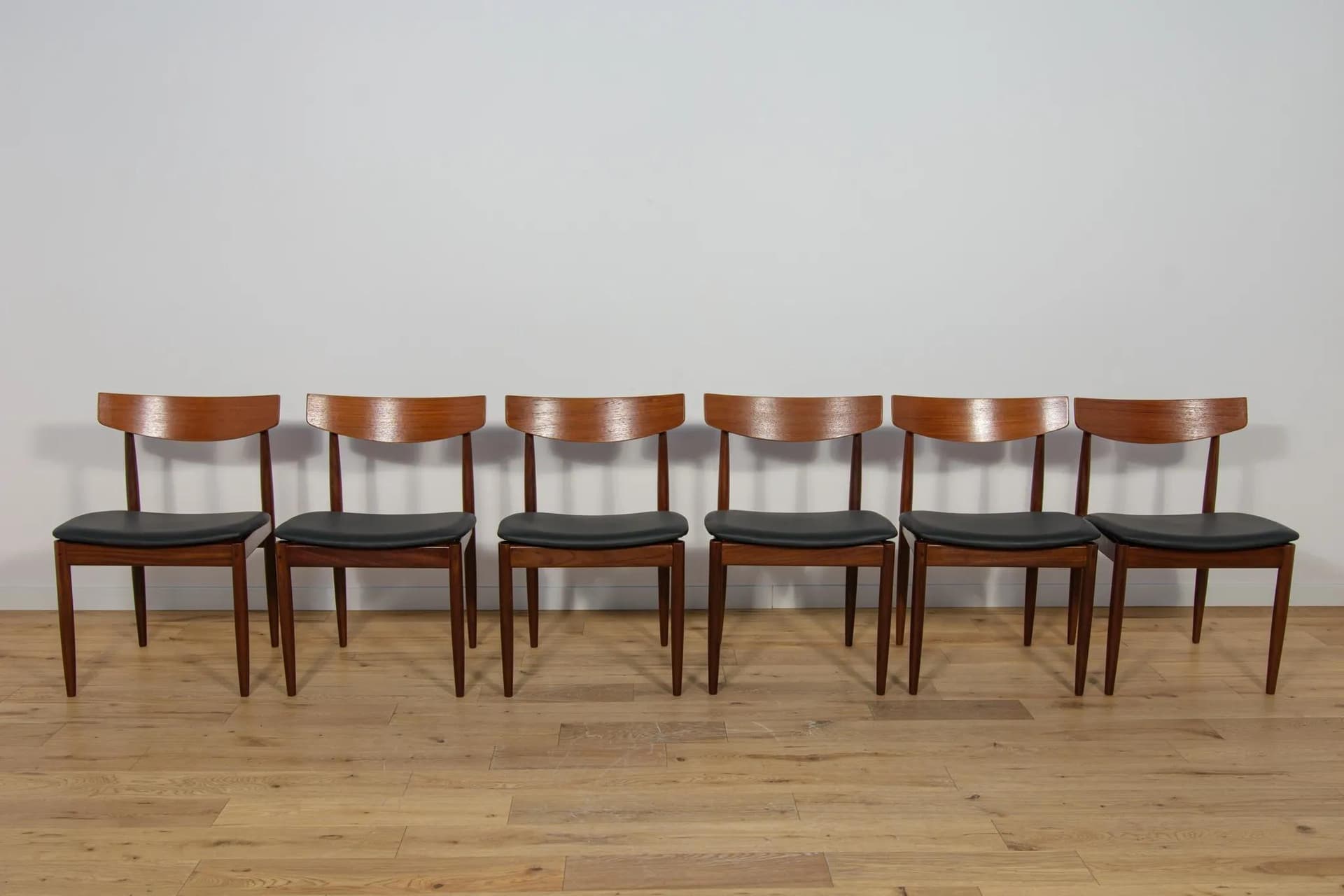 Komplet sześciu krzeseł, teak brązowy, skóra czarna, proj. I. Kofod-Larsen, G-Plan, Wielka Brytania, lata 60. - 74719