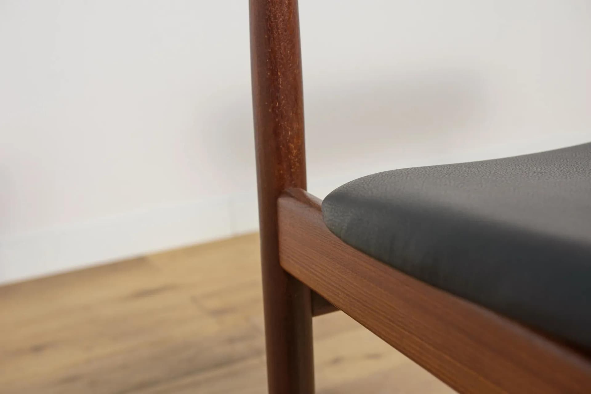 Komplet sześciu krzeseł, teak brązowy, skóra czarna, proj. I. Kofod-Larsen, G-Plan, Wielka Brytania, lata 60. - 74725