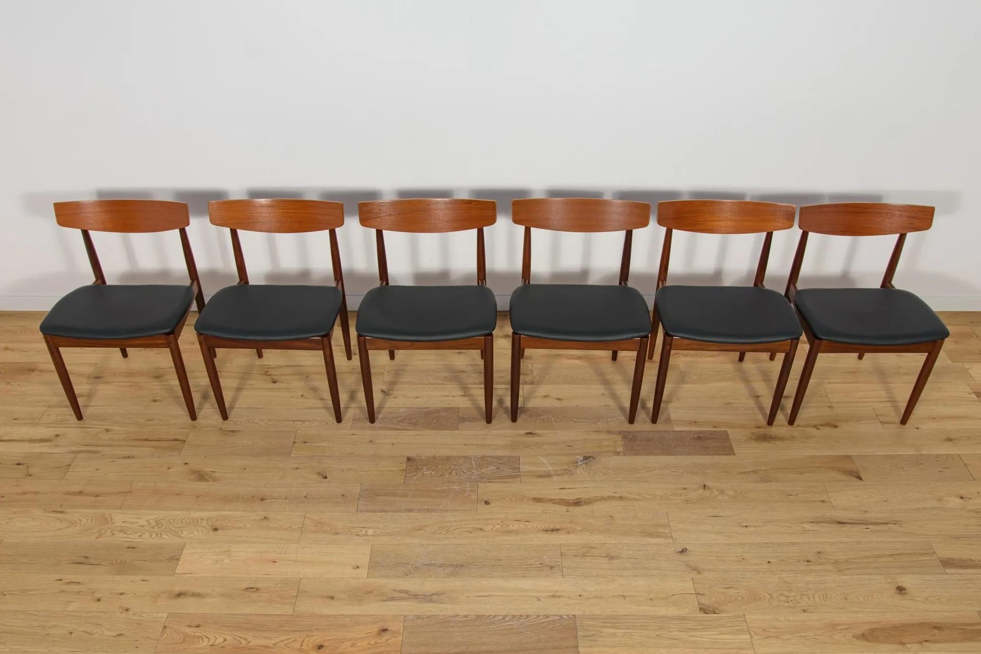 Komplet sześciu krzeseł, teak brązowy, skóra czarna, proj. I. Kofod-Larsen, G-Plan, Wielka Brytania, lata 60. - 74718