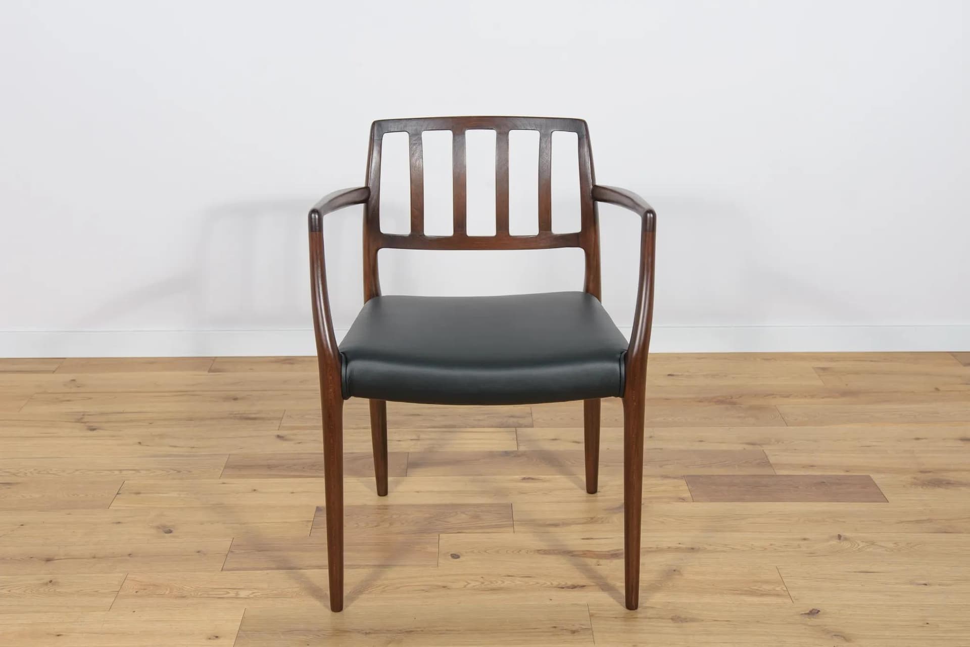 Komplet sześciu krzeseł Model 83, teak brązowy, skóra czarna, proj. N. O. Møller, J.L. Møllers Møbelfabrik, Dania, lata 60. - 74655