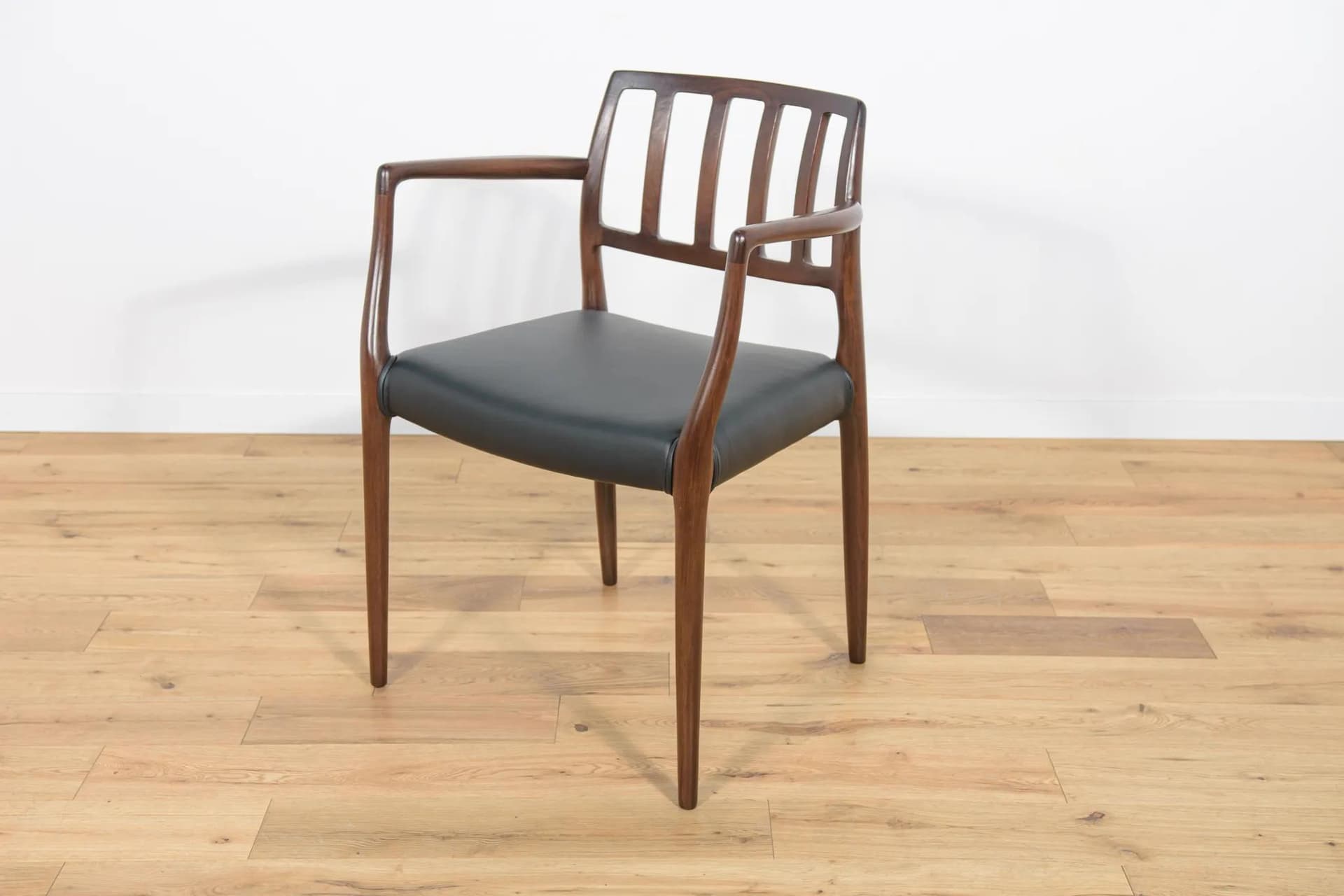 Komplet sześciu krzeseł Model 83, teak brązowy, skóra czarna, proj. N. O. Møller, J.L. Møllers Møbelfabrik, Dania, lata 60. - 74651