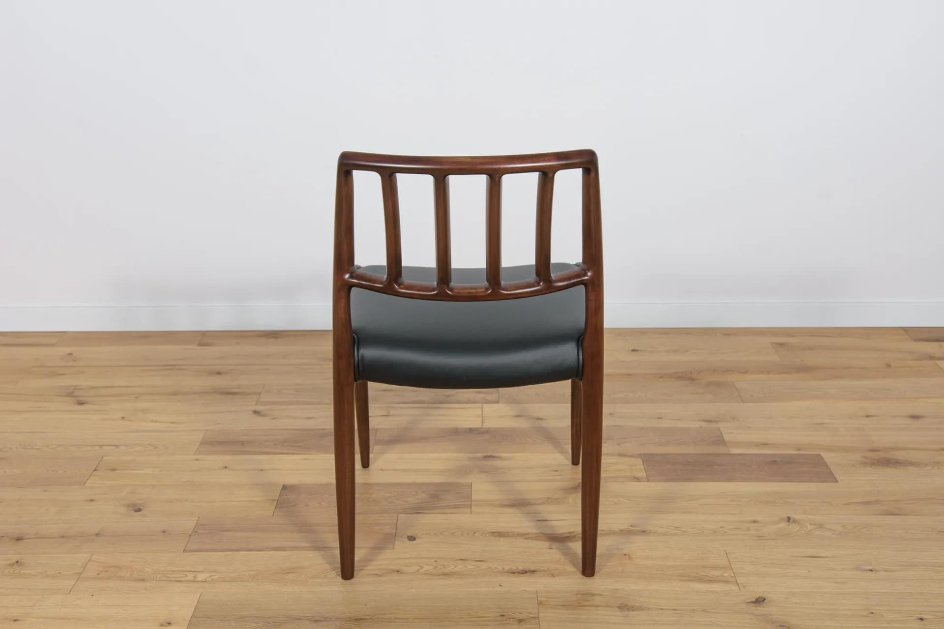 Komplet sześciu krzeseł Model 83, teak brązowy, skóra czarna, proj. N. O. Møller, J.L. Møllers Møbelfabrik, Dania, lata 60. - 74649