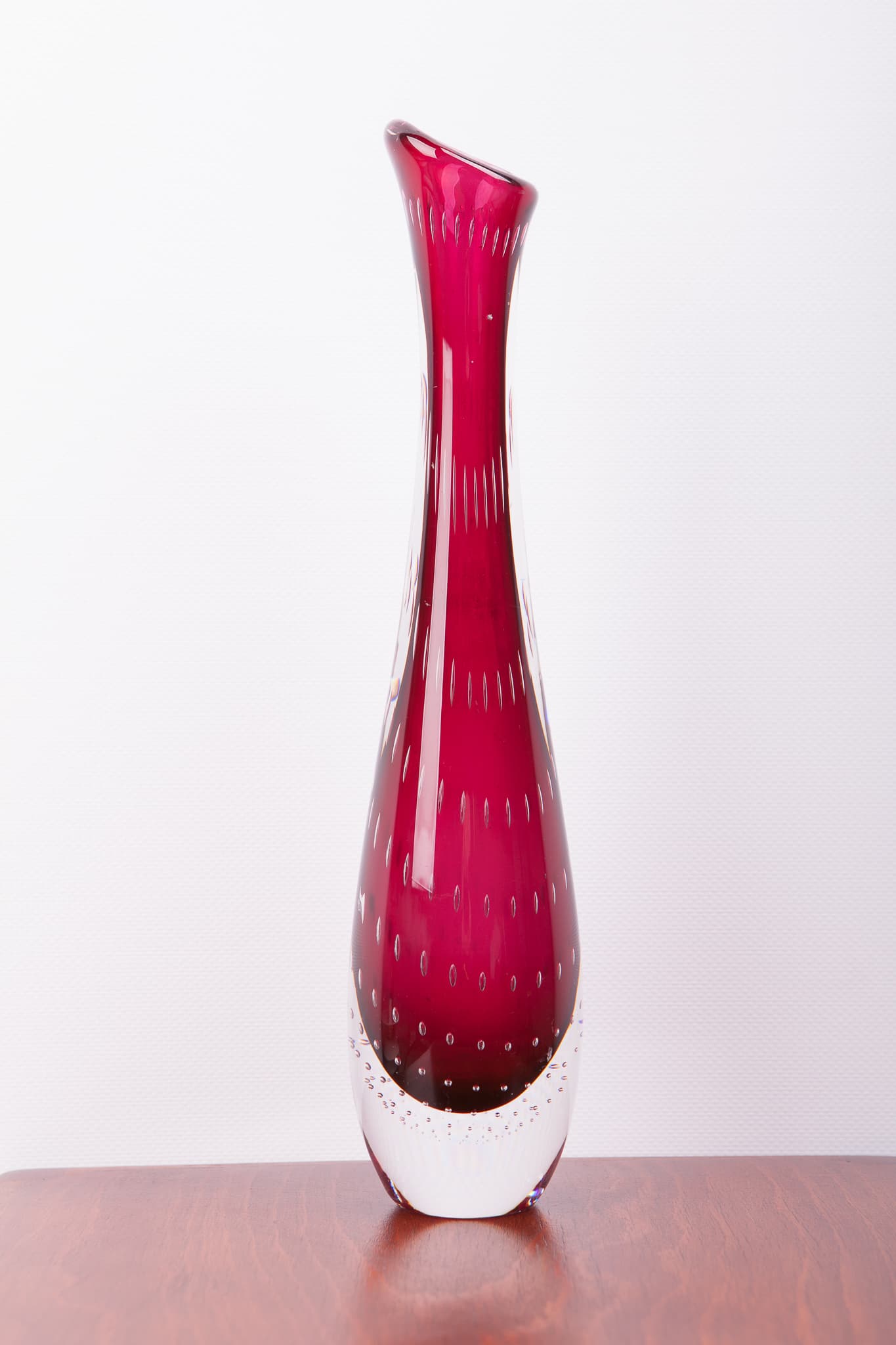 Wazon, szkło czerwony, proj. V. Lindstrand, Kosta, Szwecja, lata 50. - 74514