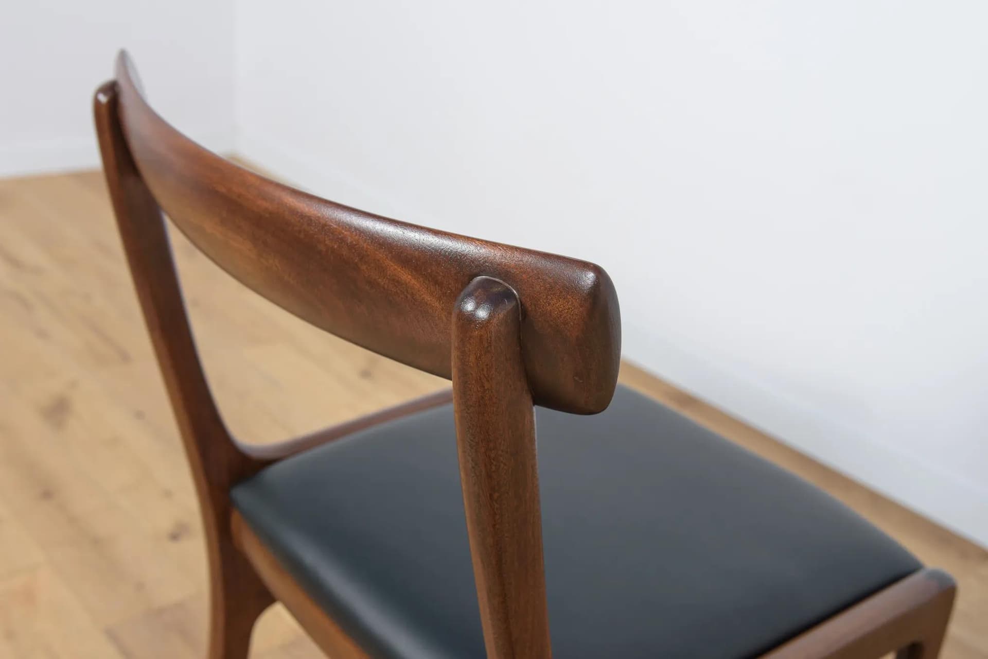 Komplet sześciu krzeseł Rungstedlund, mahoń brązowy, skóra naturalna czarna, proj. O. Wanscher, Poul Jeppesens Møbelfabrik, Dania, lata 60. - 74471