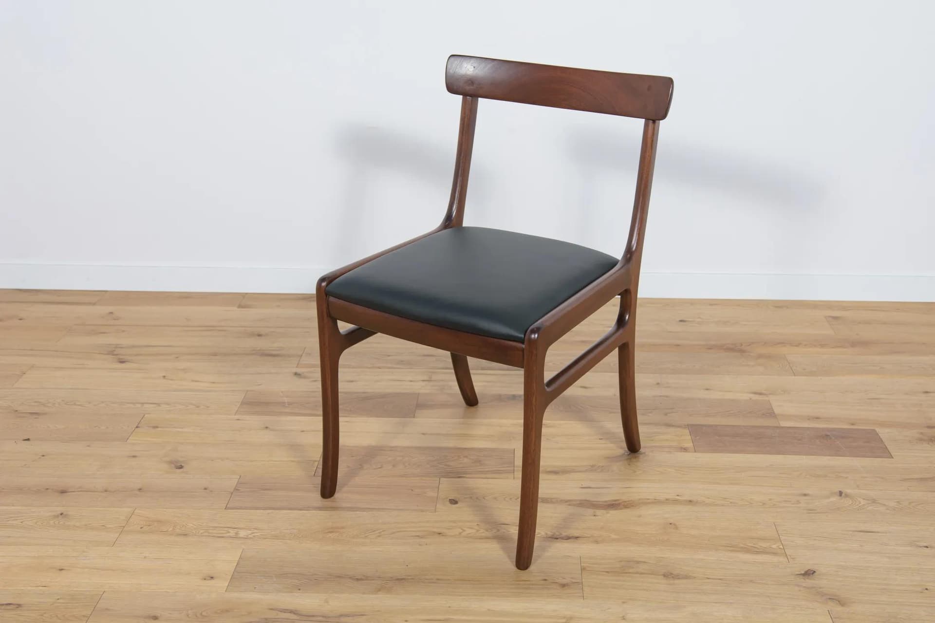 Komplet sześciu krzeseł Rungstedlund, mahoń brązowy, skóra naturalna czarna, proj. O. Wanscher, Poul Jeppesens Møbelfabrik, Dania, lata 60. - 74476