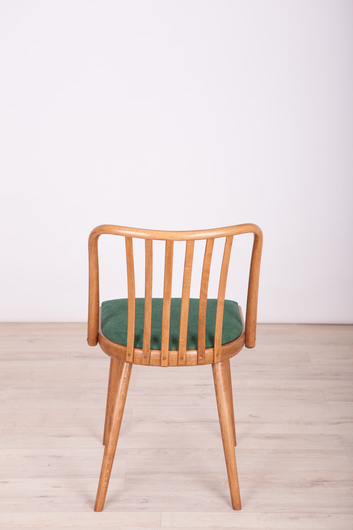 Komplet czterech krzeseł, orzech, tkanina butelkowa zieleń, proj. A. Suman, TON, Czechosłowacja, lata 60. - 74407