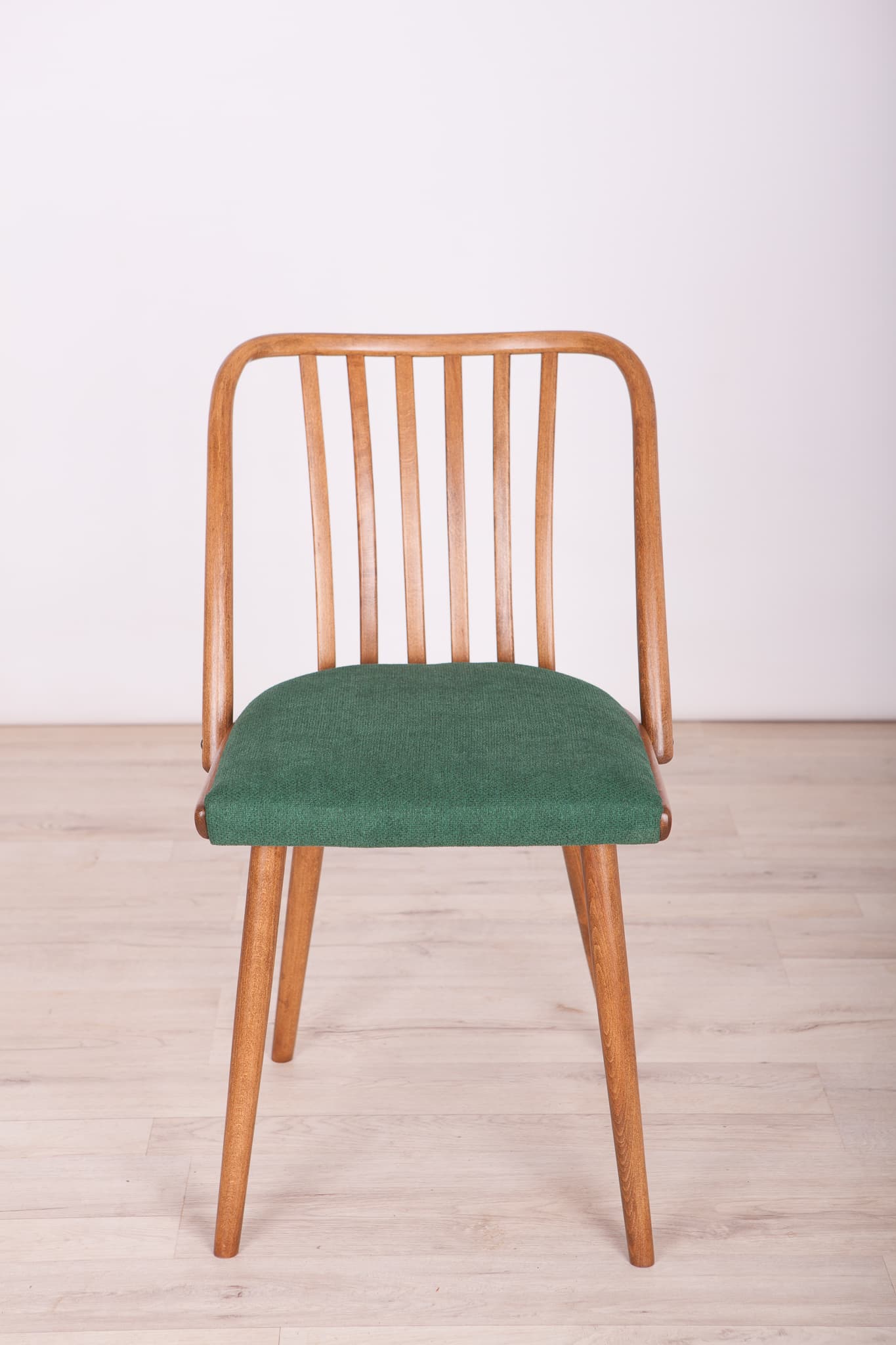 Komplet czterech krzeseł, orzech, tkanina butelkowa zieleń, proj. A. Suman, TON, Czechosłowacja, lata 60. - 74406