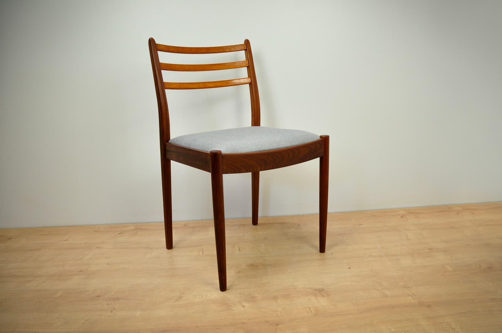 Komplet czterech krzeseł, teak, szary, proj. V. Wilkins, G-Plan, Wielka Brytania, lata 60. - 74222