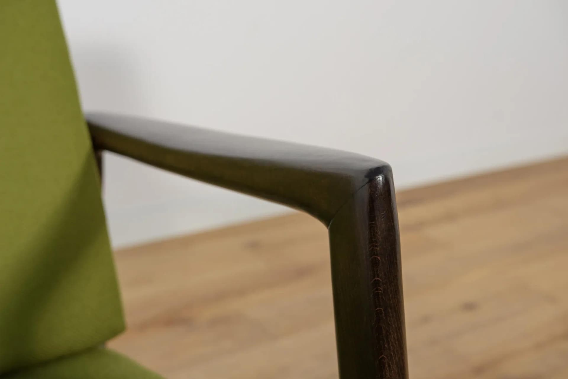 Para foteli 300-139, buk ciemnobrązowy, tkanina oliwkowa, Swarzędzka Fabryka Mebli, Polska, lata 60. - 75187