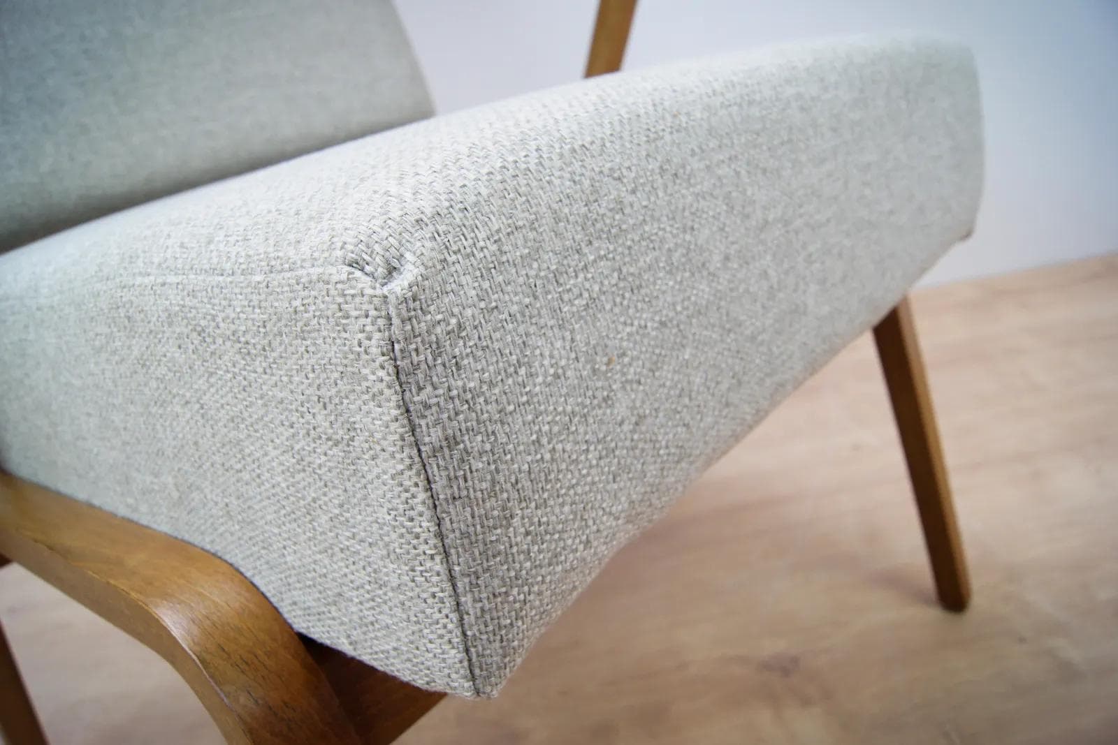 Fotel 53693, drewno brązowy, tkanina szara, proj. S. Selmanagic, Deutsche Werkstätten Hellerau, Niemcy, lata 50. - 75170