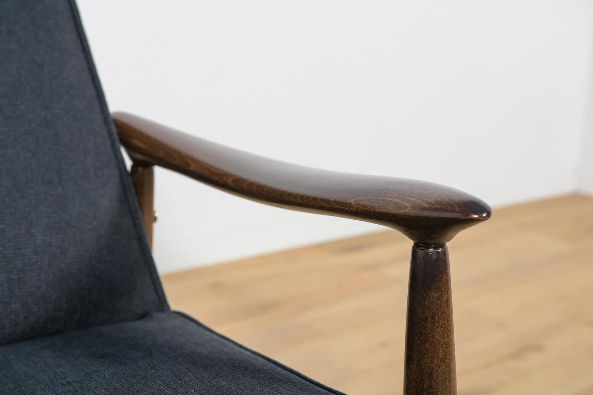 Fotel GFM-87, orzech brązowy, tkanina czarna, proj. J. Kędziorek, Polska, lata 70. - 75449