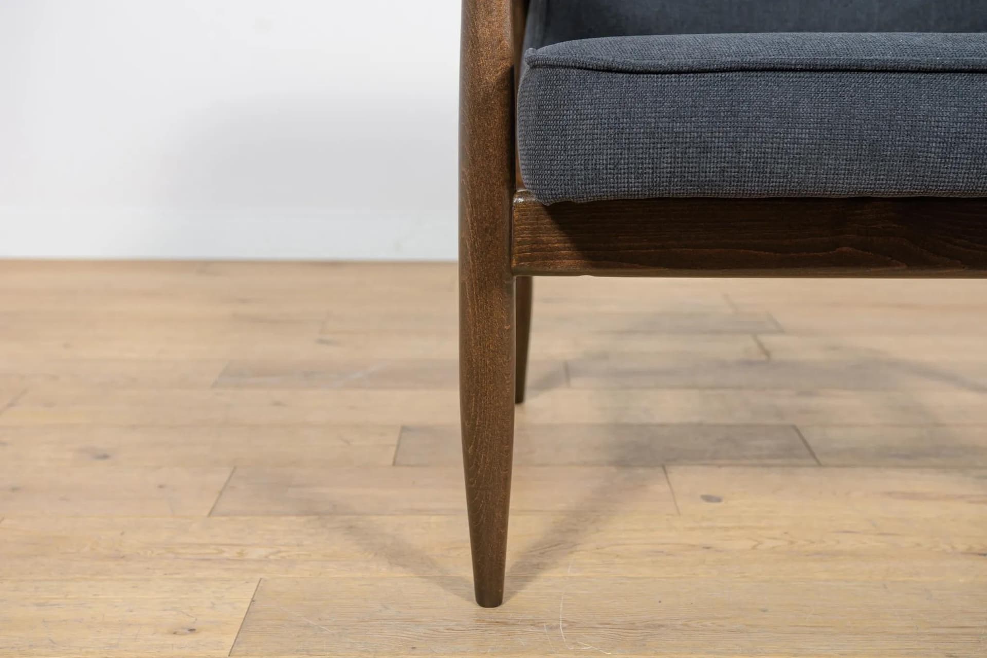 Fotel GFM-87, orzech brązowy, tkanina czarna, proj. J. Kędziorek, Polska, lata 70. - 75448