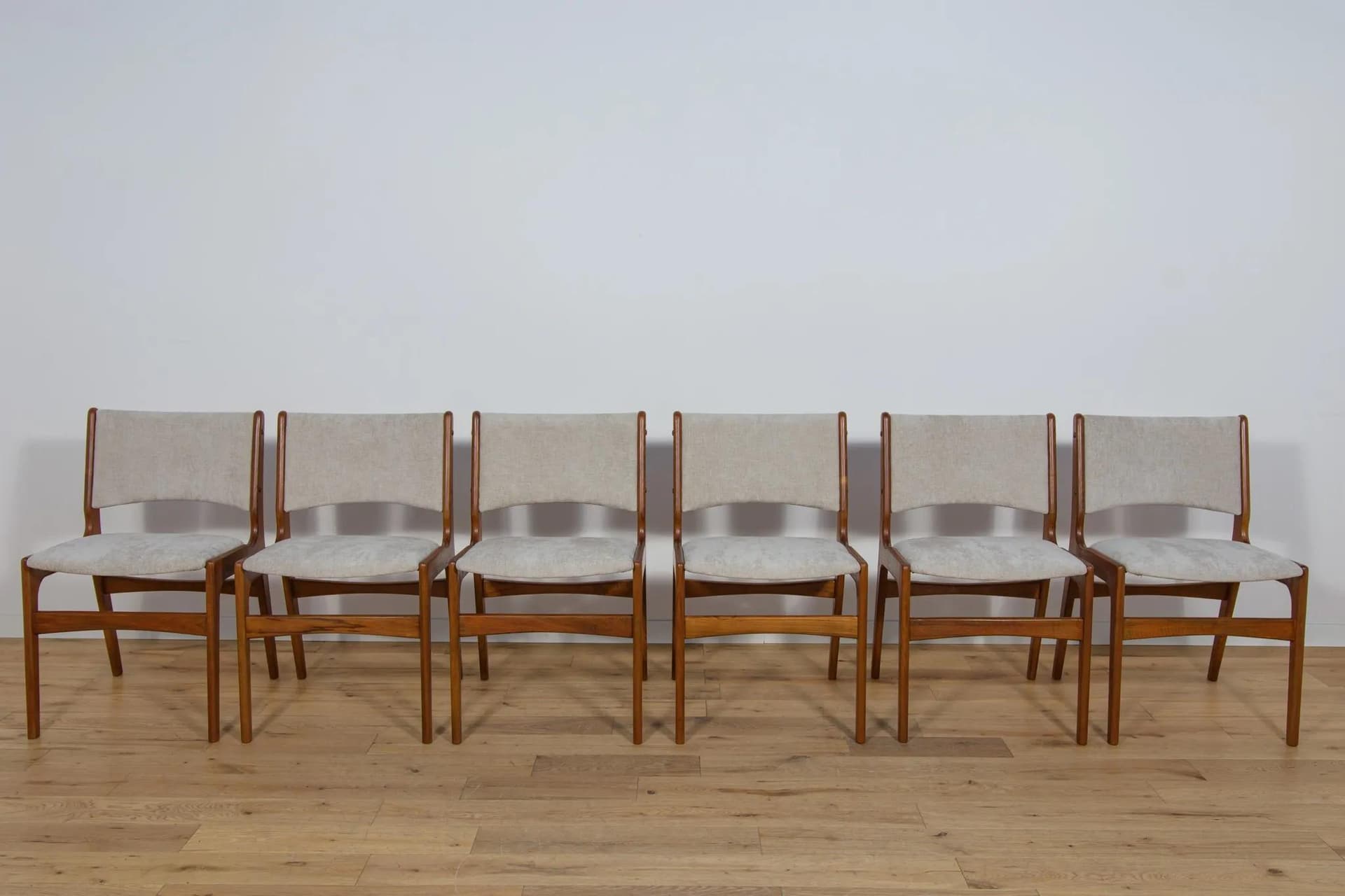 Komplet sześciu krzeseł, teak jasnobrązowy, proj. J. Andersen, Dania, lata 60. - 75362