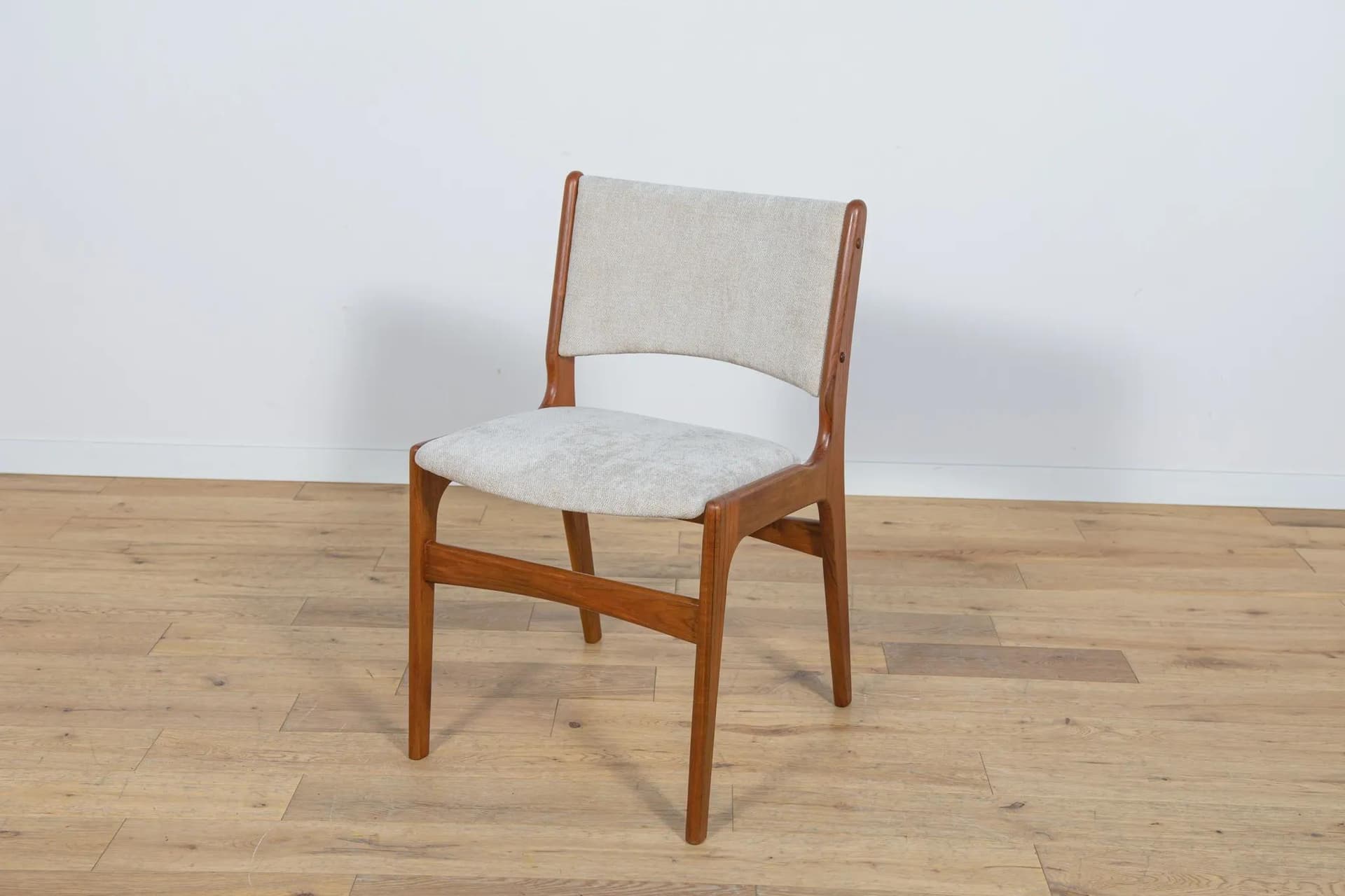 Komplet sześciu krzeseł, teak jasnobrązowy, proj. J. Andersen, Dania, lata 60. - 75360