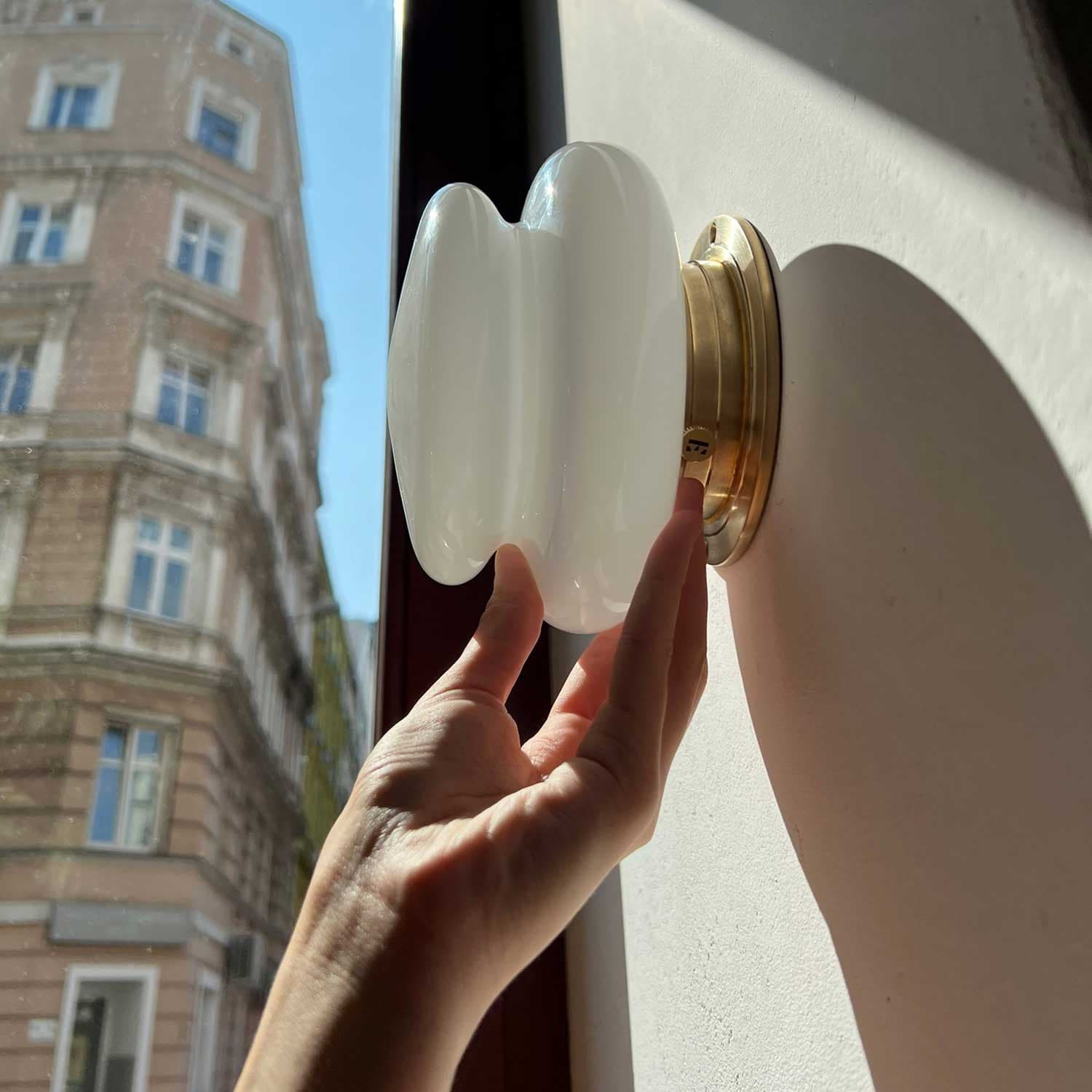 Kinkiet Mooring szło opalowe, mosiądz, Embassy Interiors - 76017