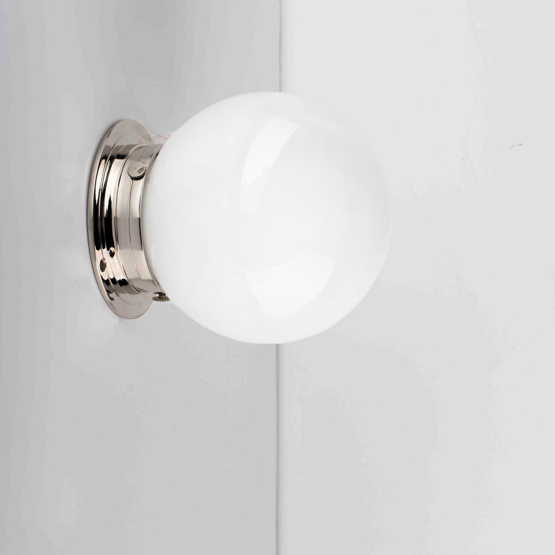 Kinkiet Polaris szło opalowe, nikiel, Embassy Interiors - 76050