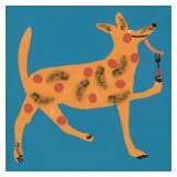 Pies z parówką na widelcu