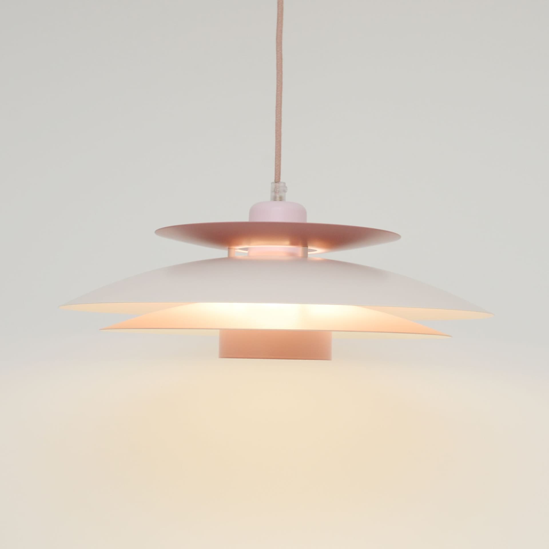 Lampa wisząca, różowy, metal, Dania, lata 70. - 99828