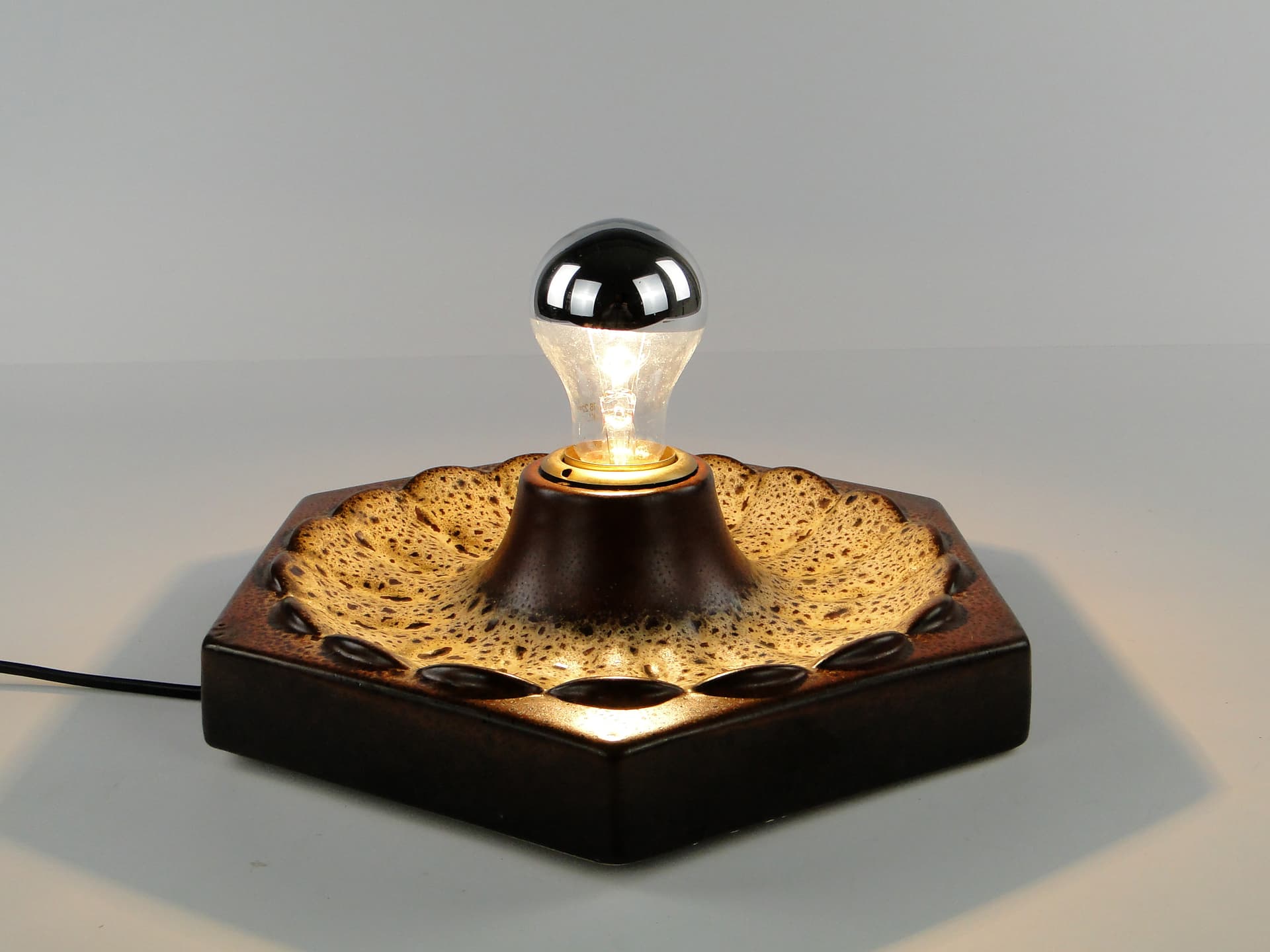 Kinkiet kaflowy brązowy ceramika glazurowana Mid-Century Modern l.50 - 123970