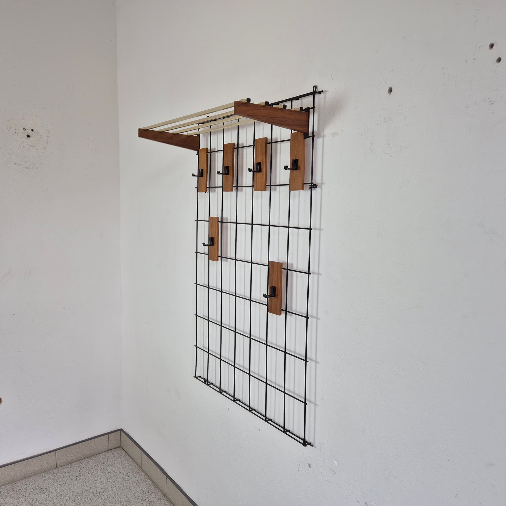 Garderoba ścienna, teak brązowy, metal czarny, Dania, lata 60. - 125105