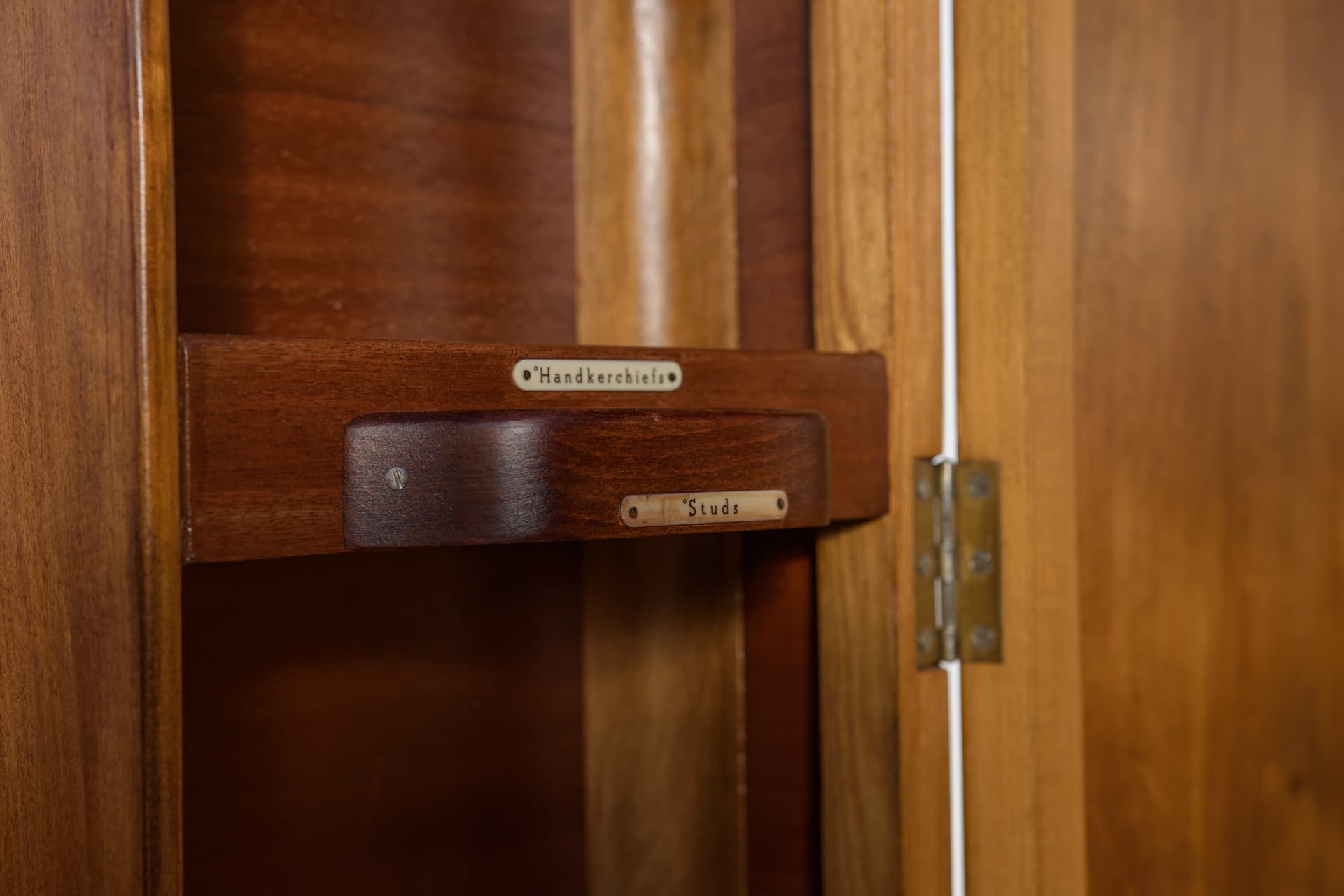 Wardrobe Art Deco, light brown oak, Fitrobe, United Kingdom, 1930s. - 170846