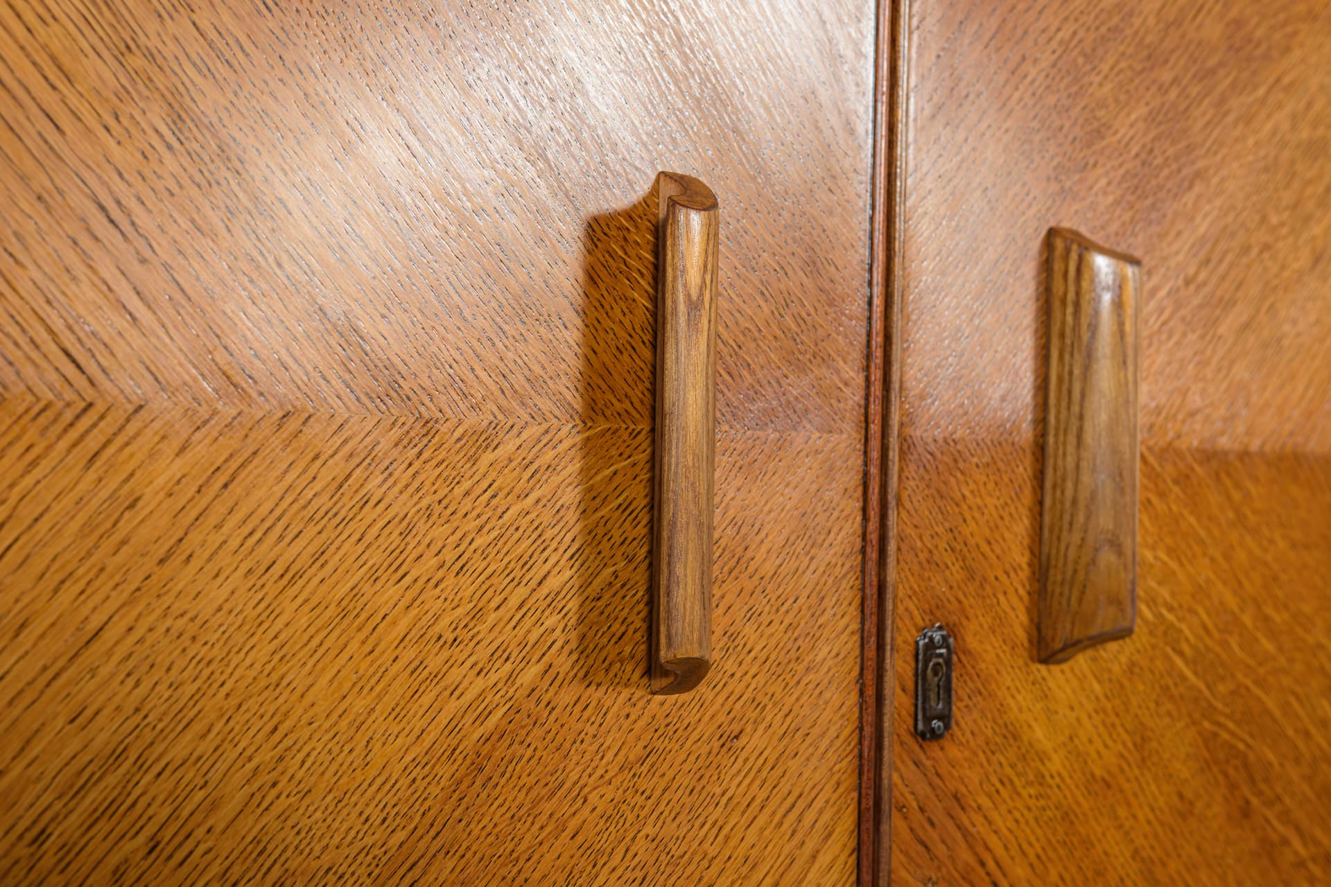 Wardrobe Art Deco, light brown oak, Fitrobe, United Kingdom, 1930s. - 170848