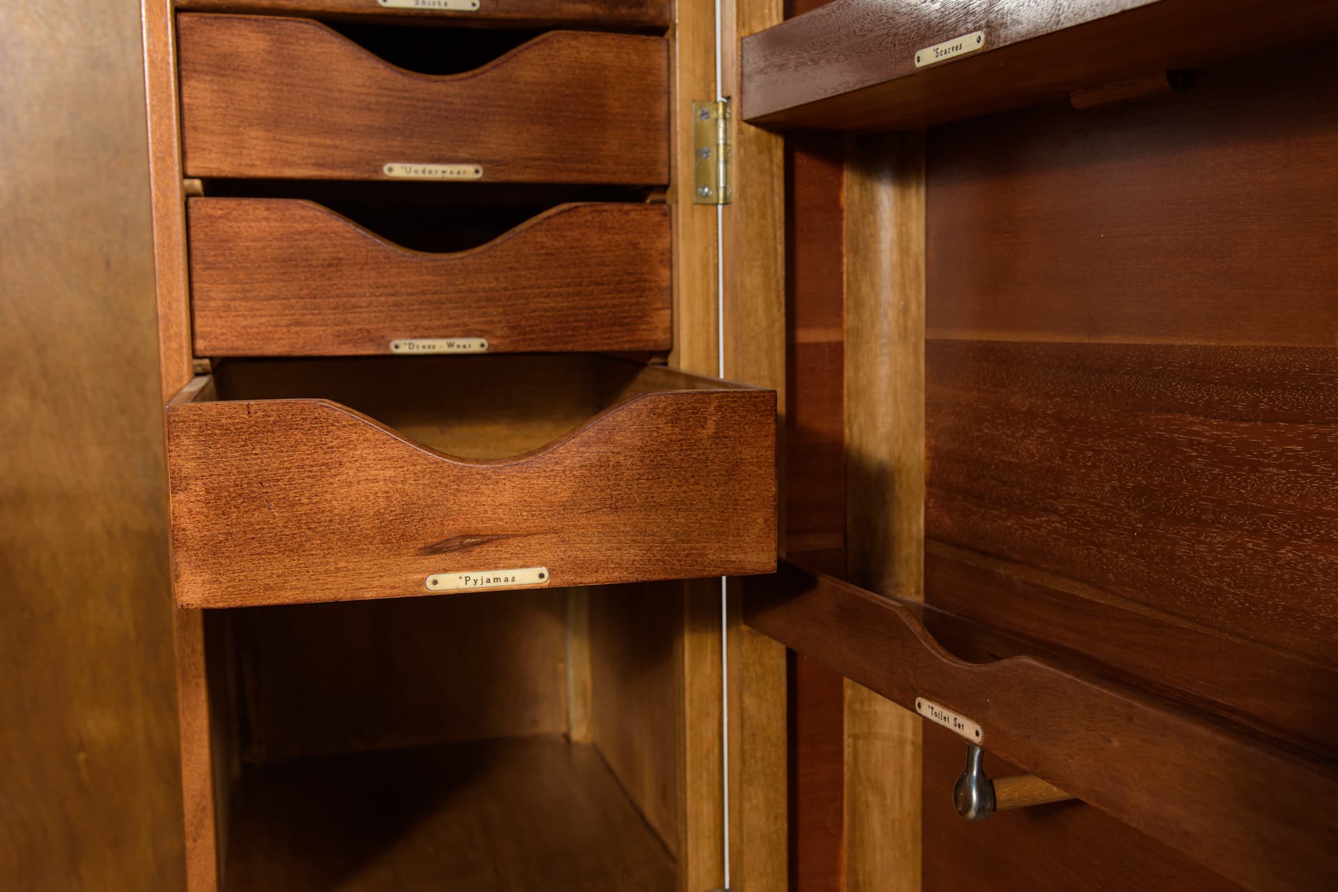 Wardrobe Art Deco, light brown oak, Fitrobe, United Kingdom, 1930s. - 170845