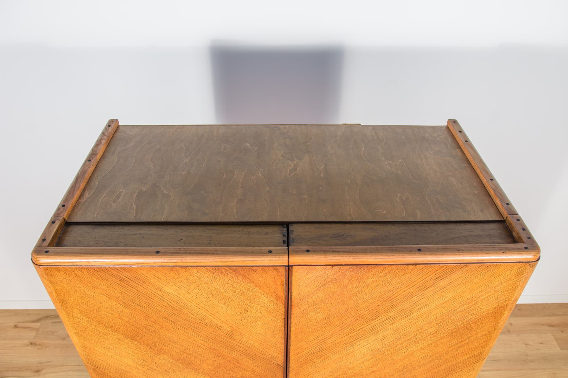 Wardrobe Art Deco, light brown oak, Fitrobe, United Kingdom, 1930s. - 170837