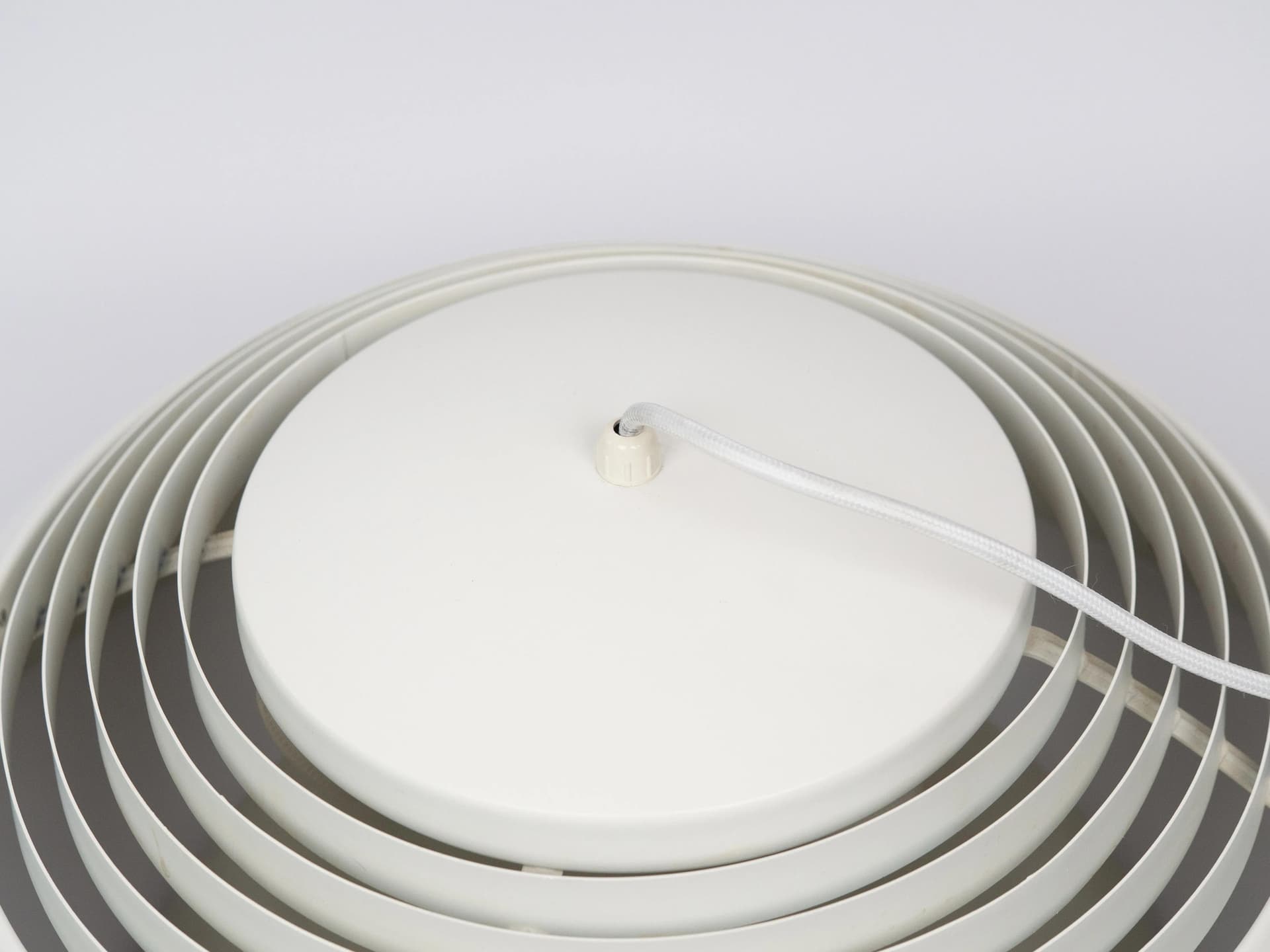 Biała aluminiowa lampa wisząca AJ Royal 500, proj. A. Jacobsen dla Louis Poulsen, Dania, lata 60. - 13605