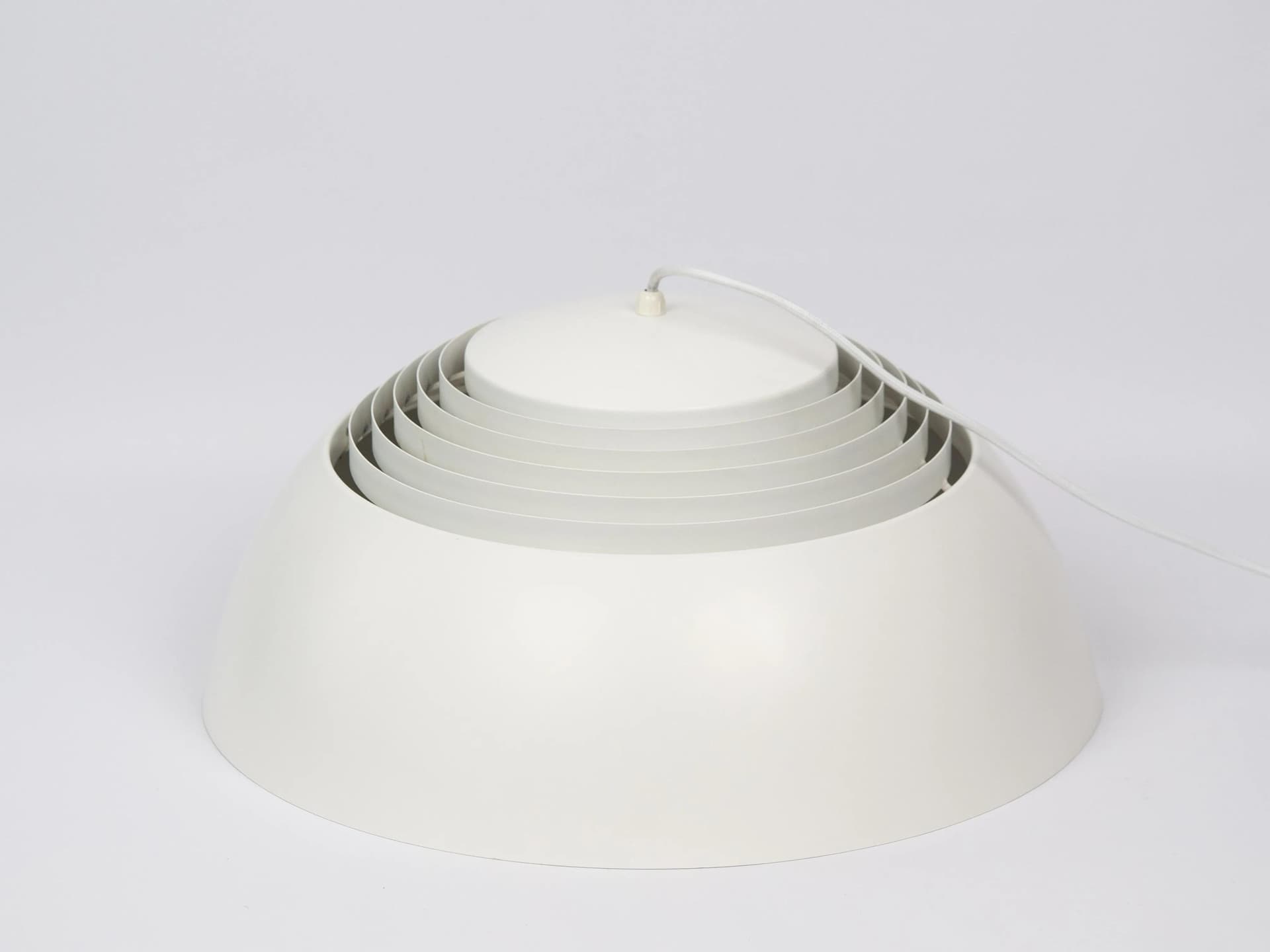 Biała aluminiowa lampa wisząca AJ Royal 500, proj. A. Jacobsen dla Louis Poulsen, Dania, lata 60. - 13603