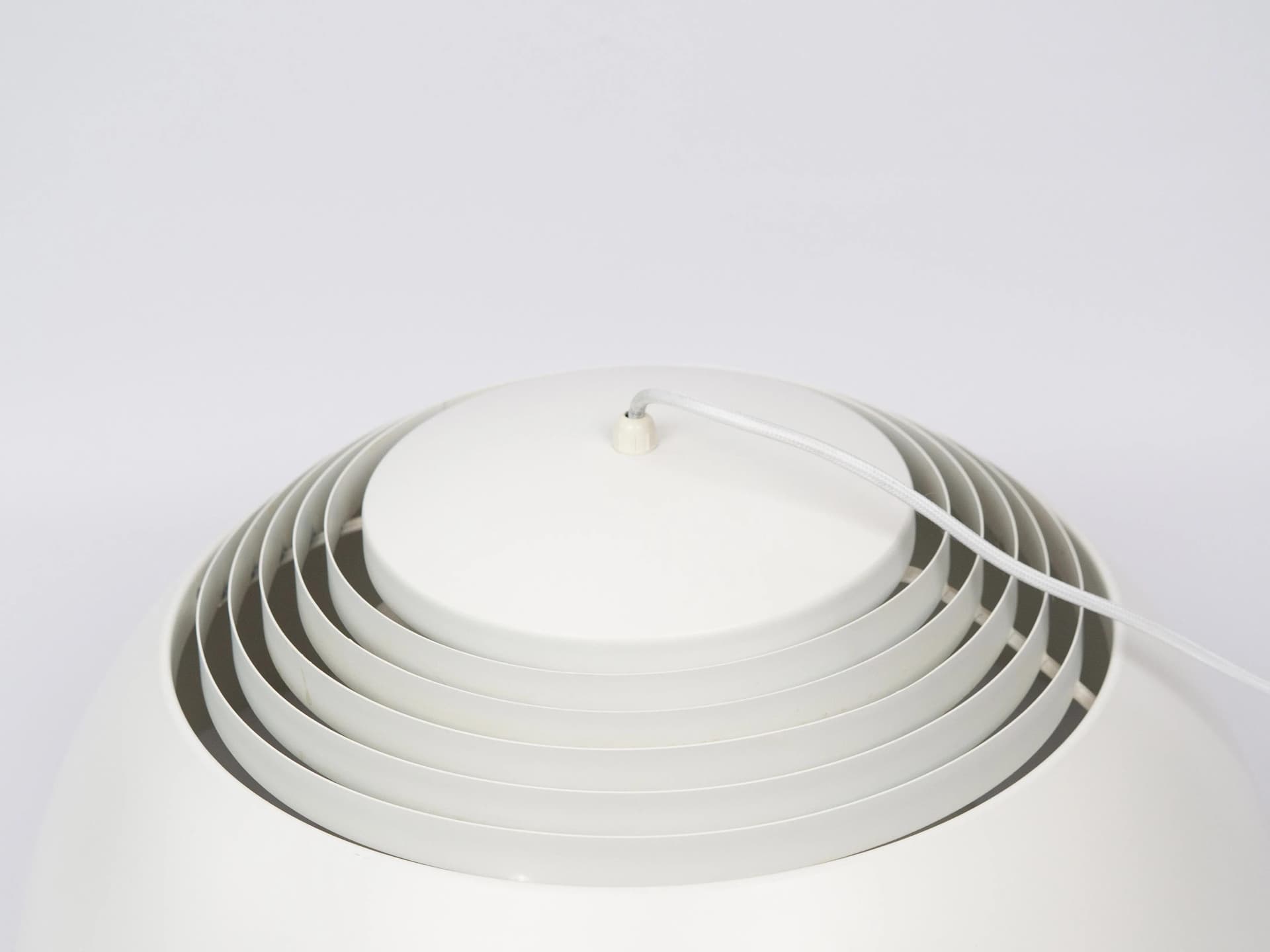 Biała aluminiowa lampa wisząca AJ Royal 500, proj. A. Jacobsen dla Louis Poulsen, Dania, lata 60. - 13604