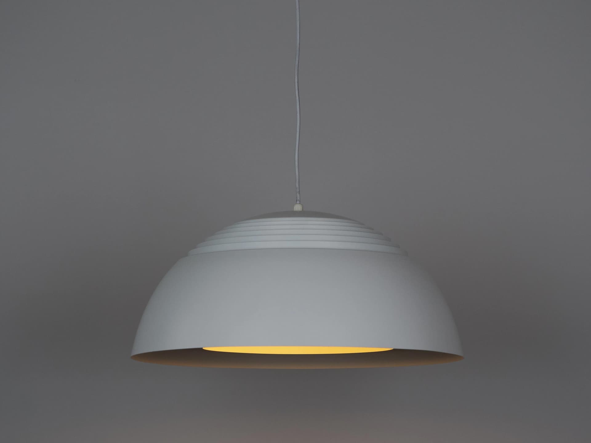 Biała aluminiowa lampa wisząca AJ Royal 500, proj. A. Jacobsen dla Louis Poulsen, Dania, lata 60. - 13601