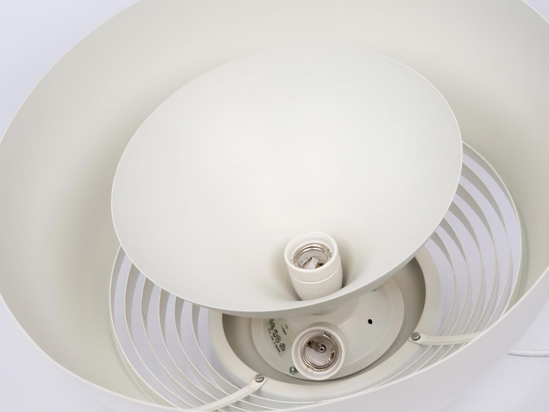 Biała aluminiowa lampa wisząca AJ Royal 500, proj. A. Jacobsen dla Louis Poulsen, Dania, lata 60. - 13607