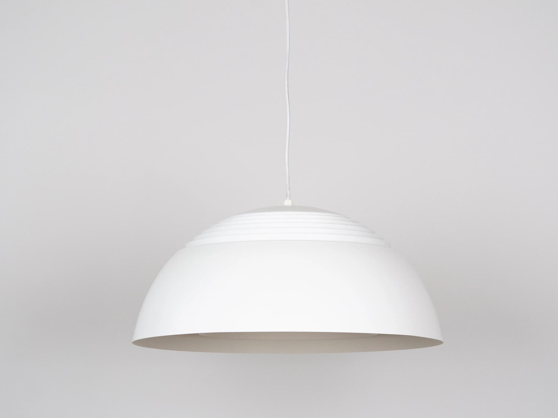 Biała aluminiowa lampa wisząca AJ Royal 500, proj. A. Jacobsen dla Louis Poulsen, Dania, lata 60. - 13602