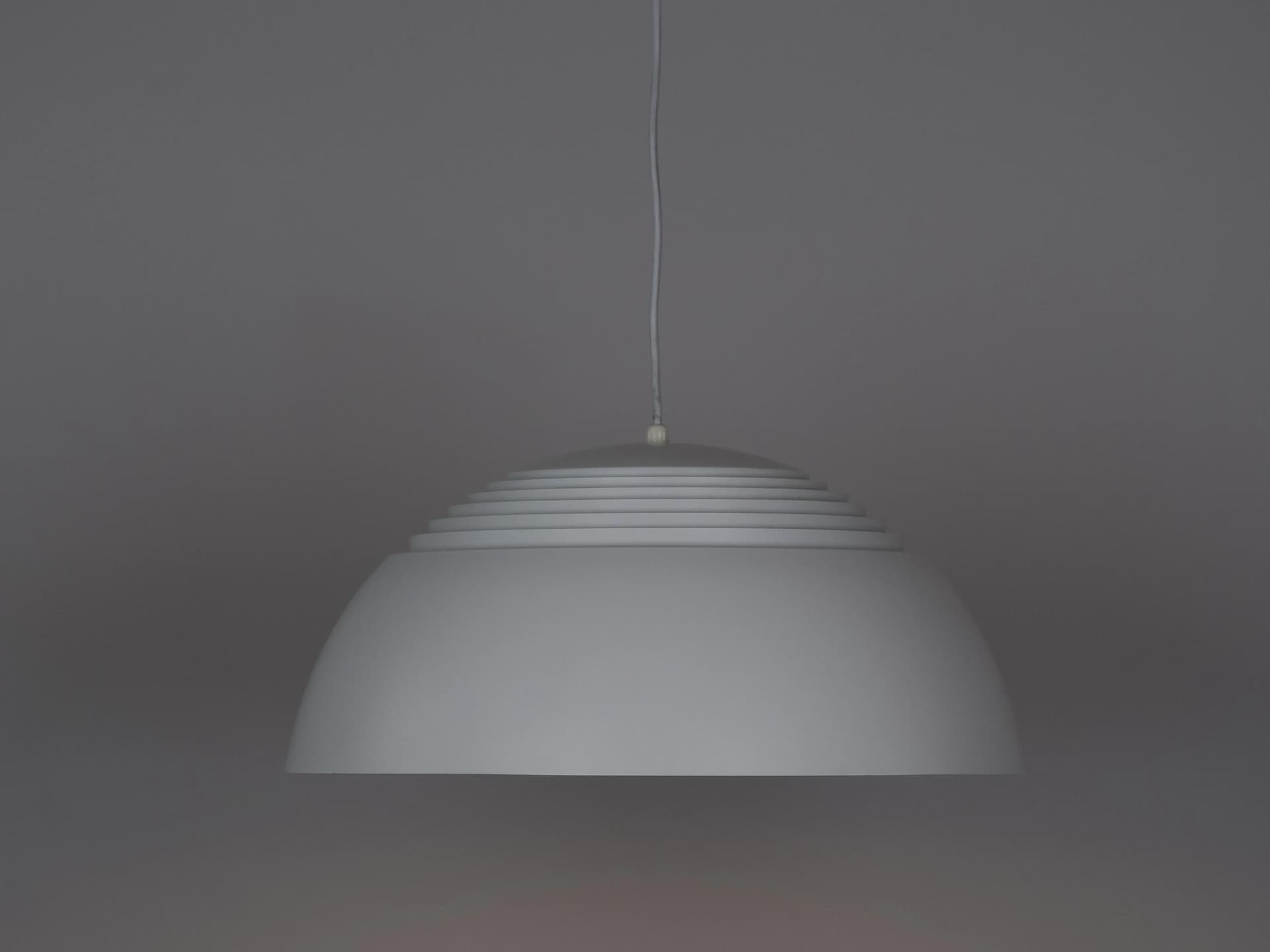 Biała aluminiowa lampa wisząca AJ Royal 500, proj. A. Jacobsen dla Louis Poulsen, Dania, lata 60. - 13600