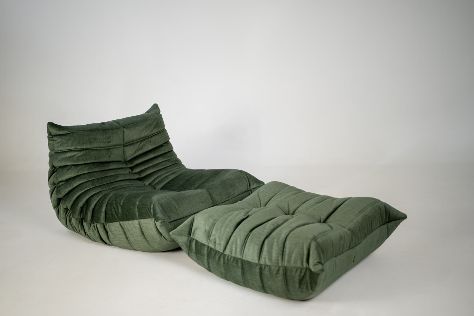 Fotel wypoczynkowy Togo z podnóżkiem, rib velvet moss green - 291306