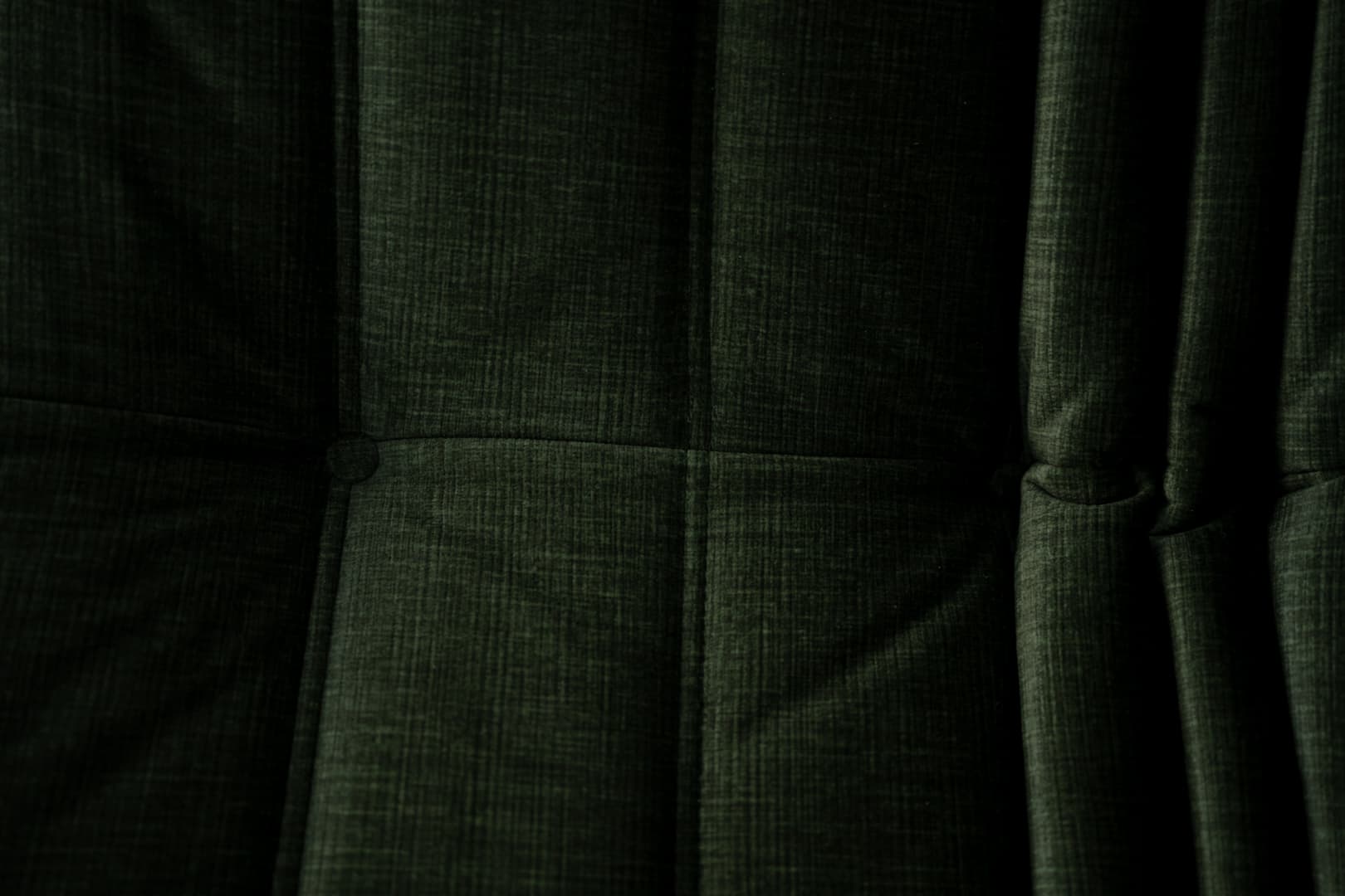 Fotel wypoczynkowy Togo z podnóżkiem, rib velvet moss green - 291311