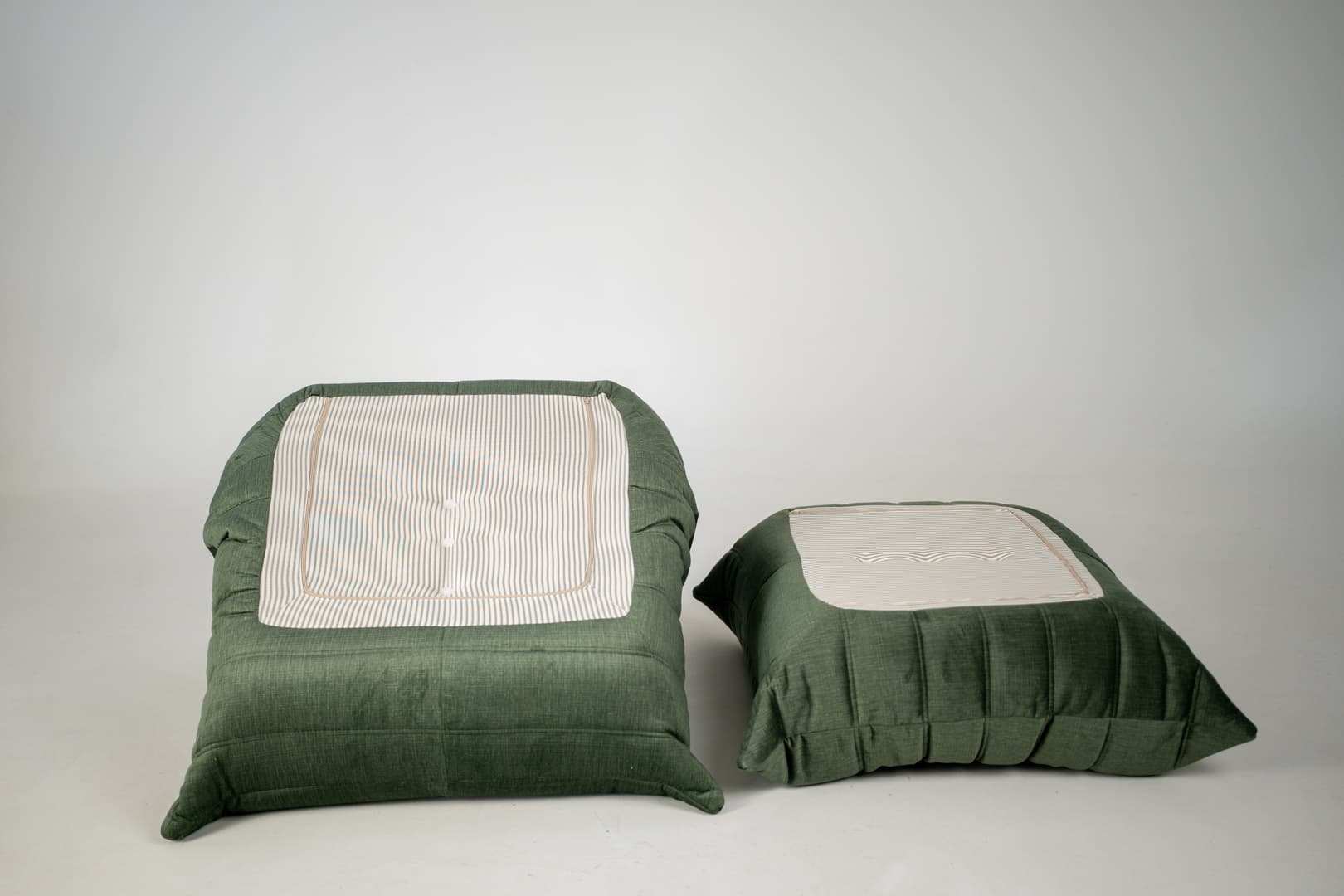 Fotel wypoczynkowy Togo z podnóżkiem, rib velvet moss green - 291310