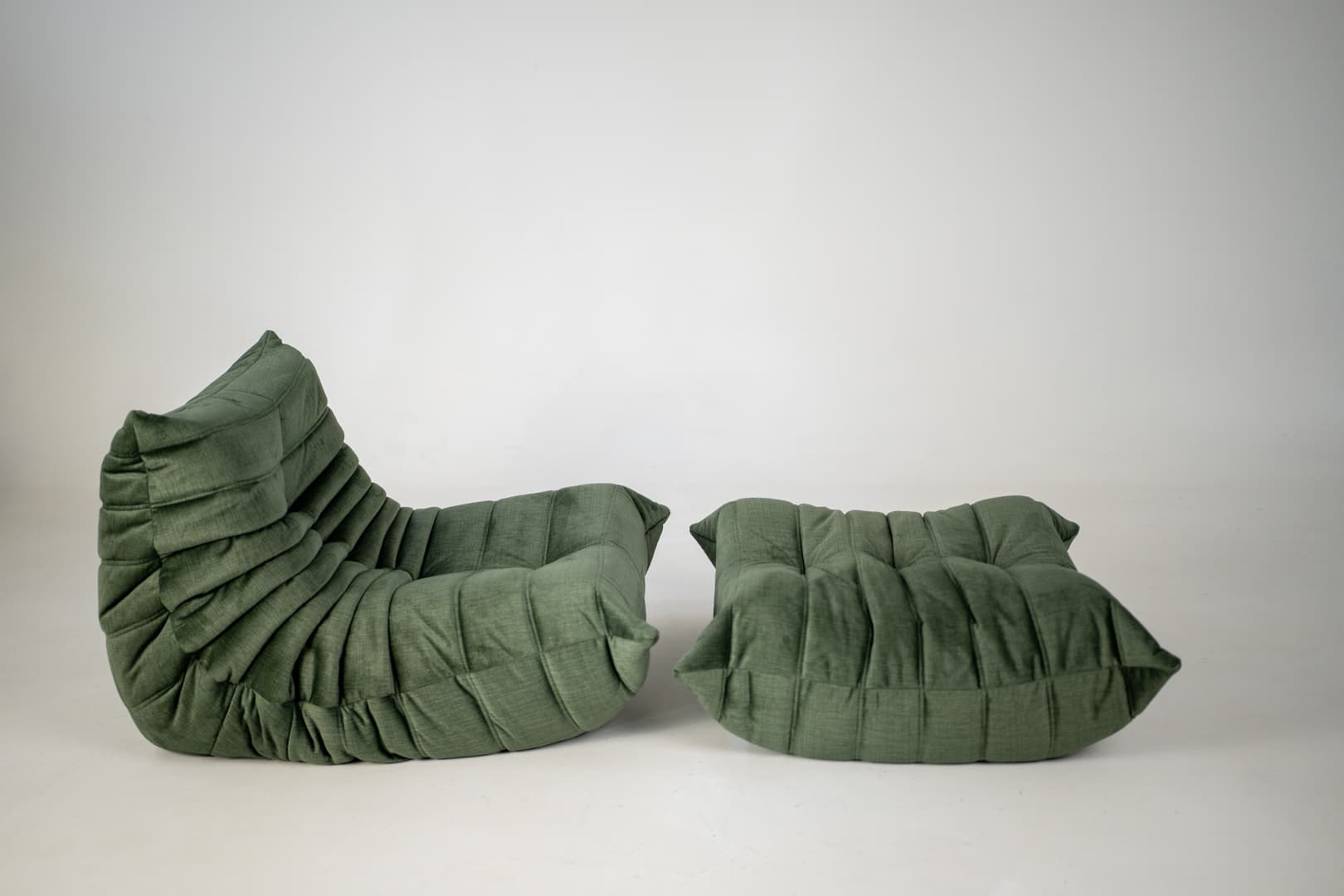 Fotel wypoczynkowy Togo z podnóżkiem, rib velvet moss green - 291308